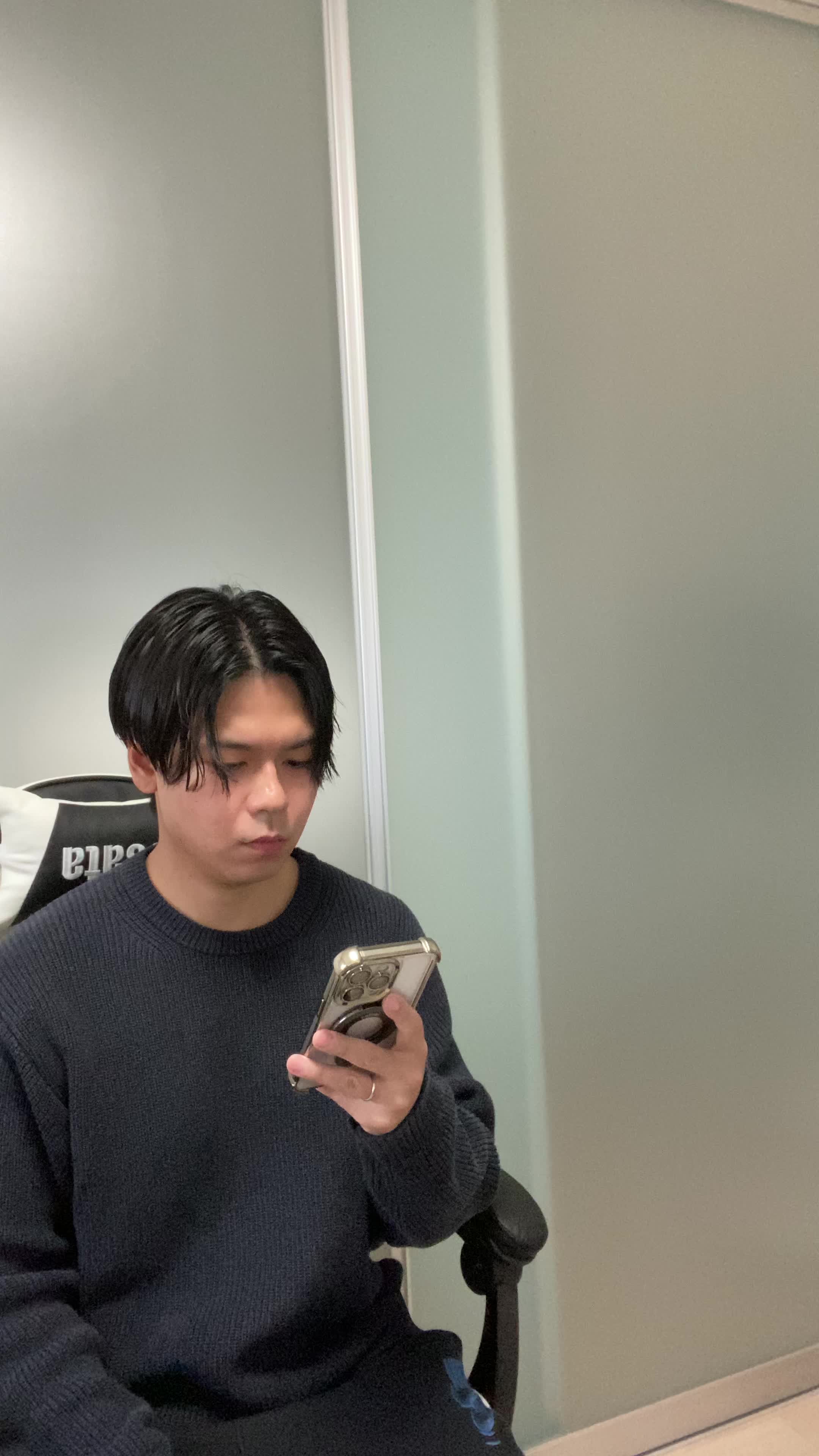 椅子から立ち上がり、「やっとお気に入りの商品を見つけた！」と喜ぶ動作
