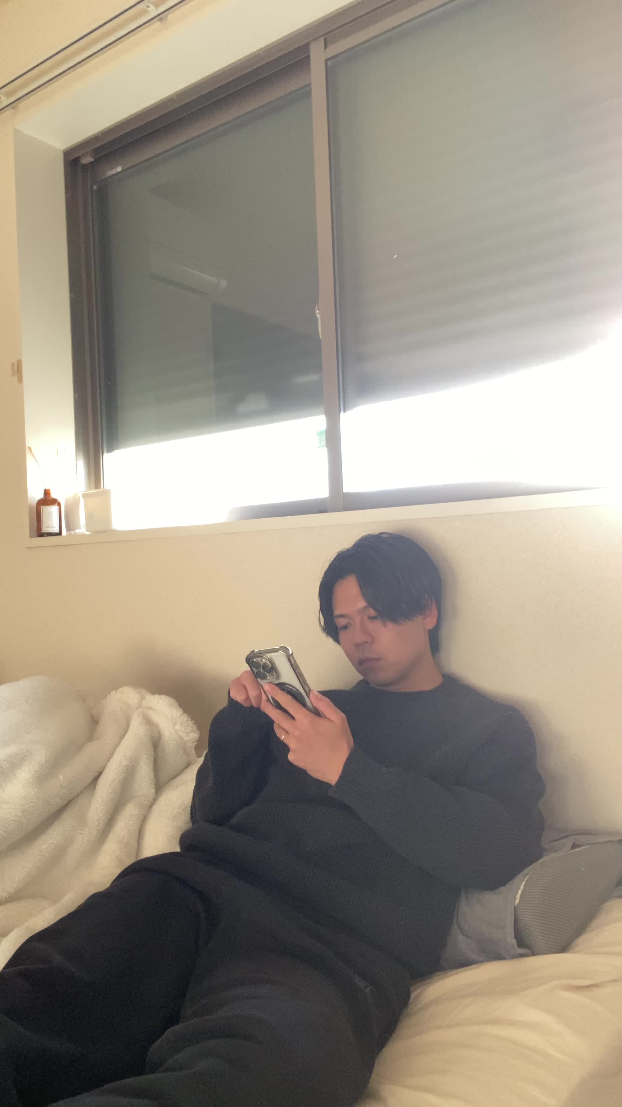 ベッドで脚を伸ばし、「限定商品の在庫が残っているのを発見して喜ぶ」様子