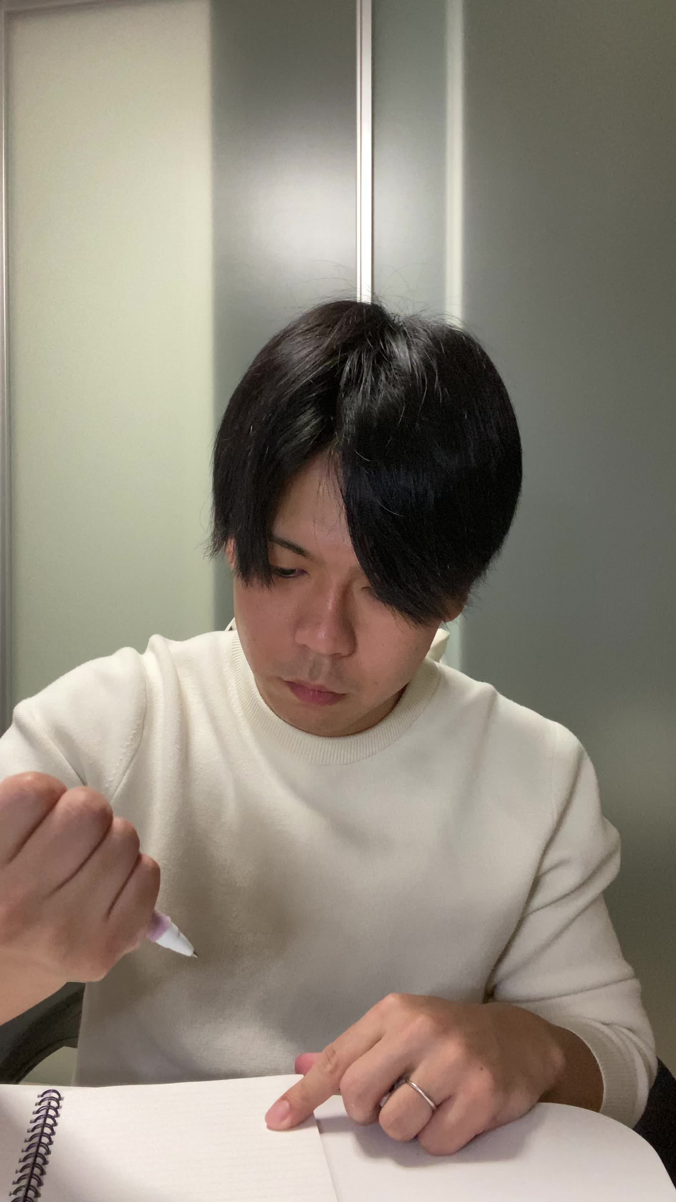 テーブルでノートを開き、「ケアのスケジュールを立てる」真剣な様子