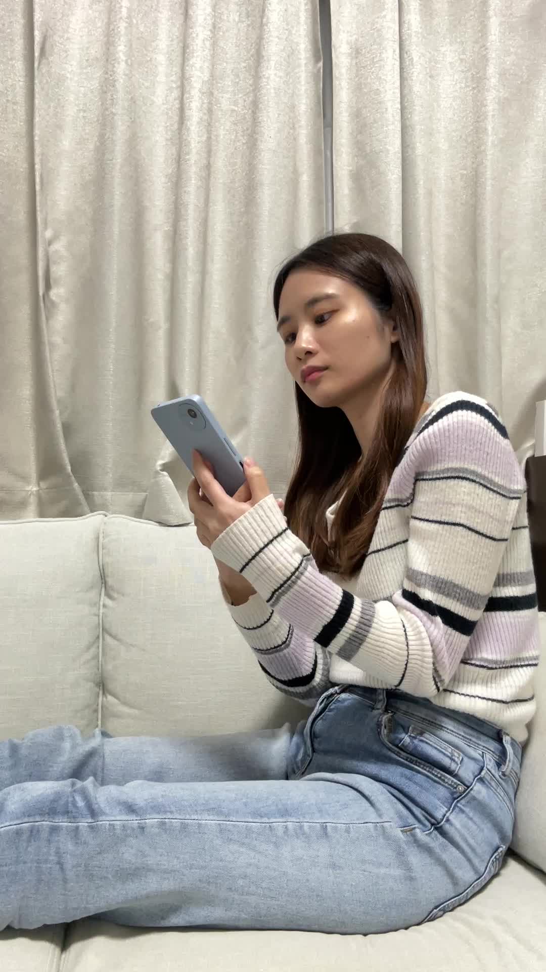 ソファに横座りして、手帳に目を通しながら次を考える表情