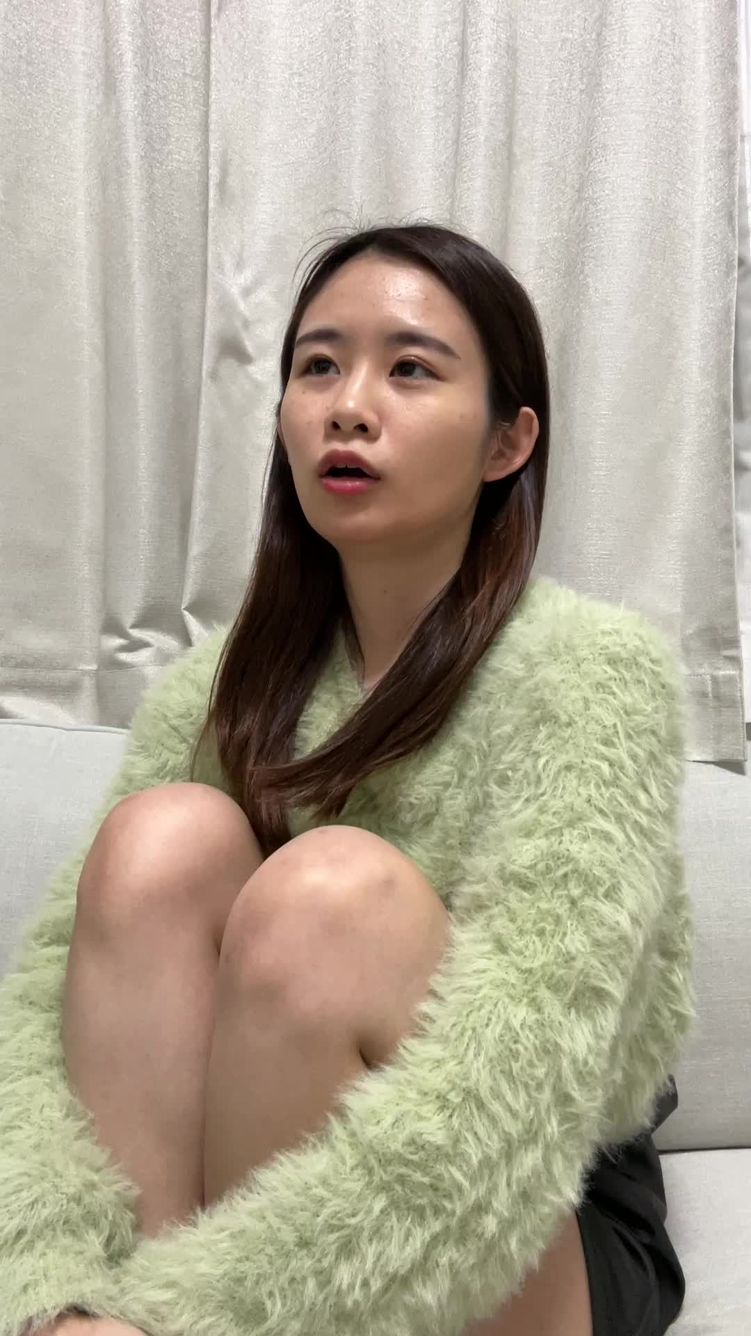 ソファで膝を抱え、「どうしてもっと早く気づかなかったんだろう」と悩む姿