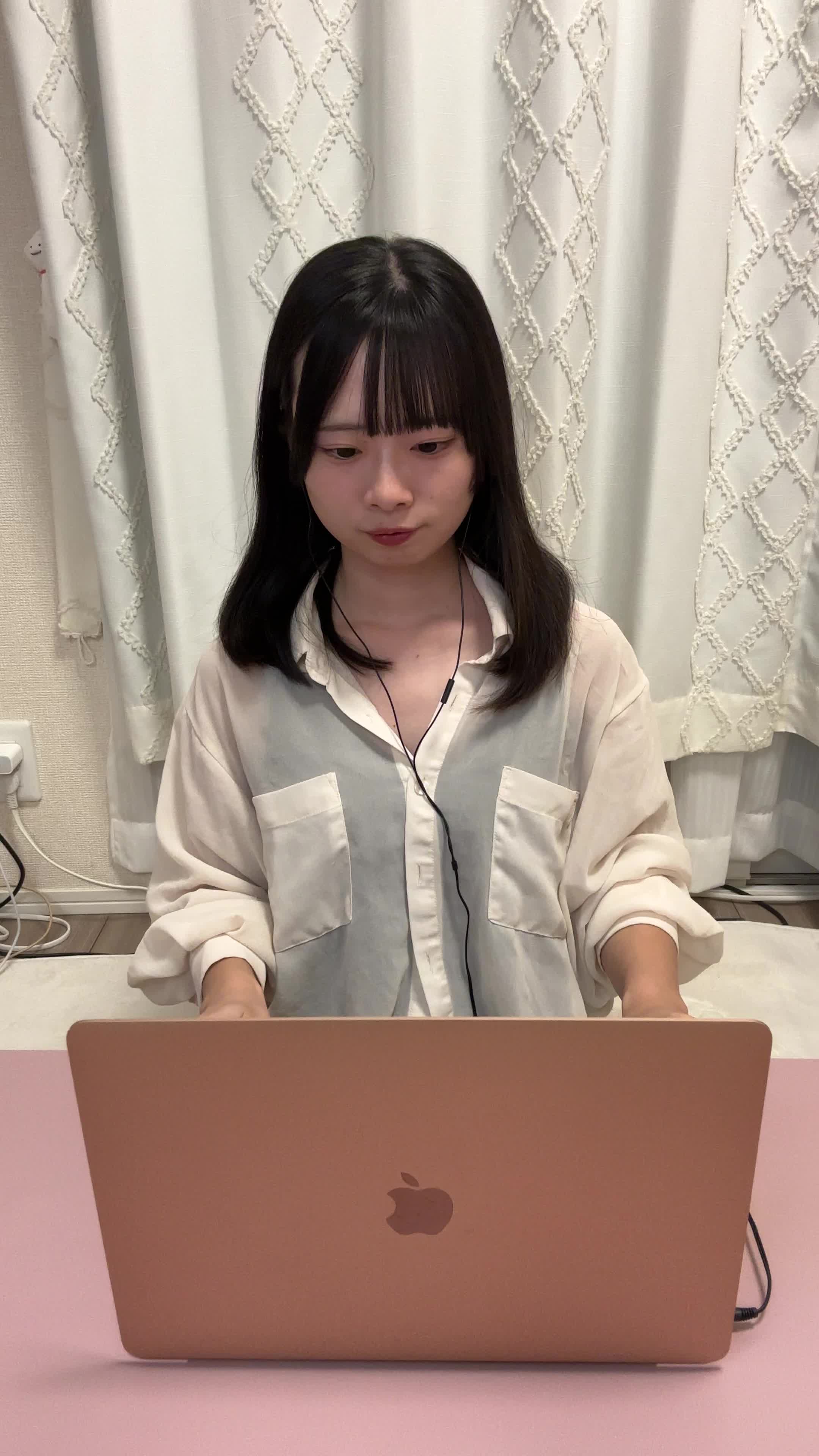 椅子に座り、パソコンに向かってオンライン授業を受けながら真剣に頷いている姿