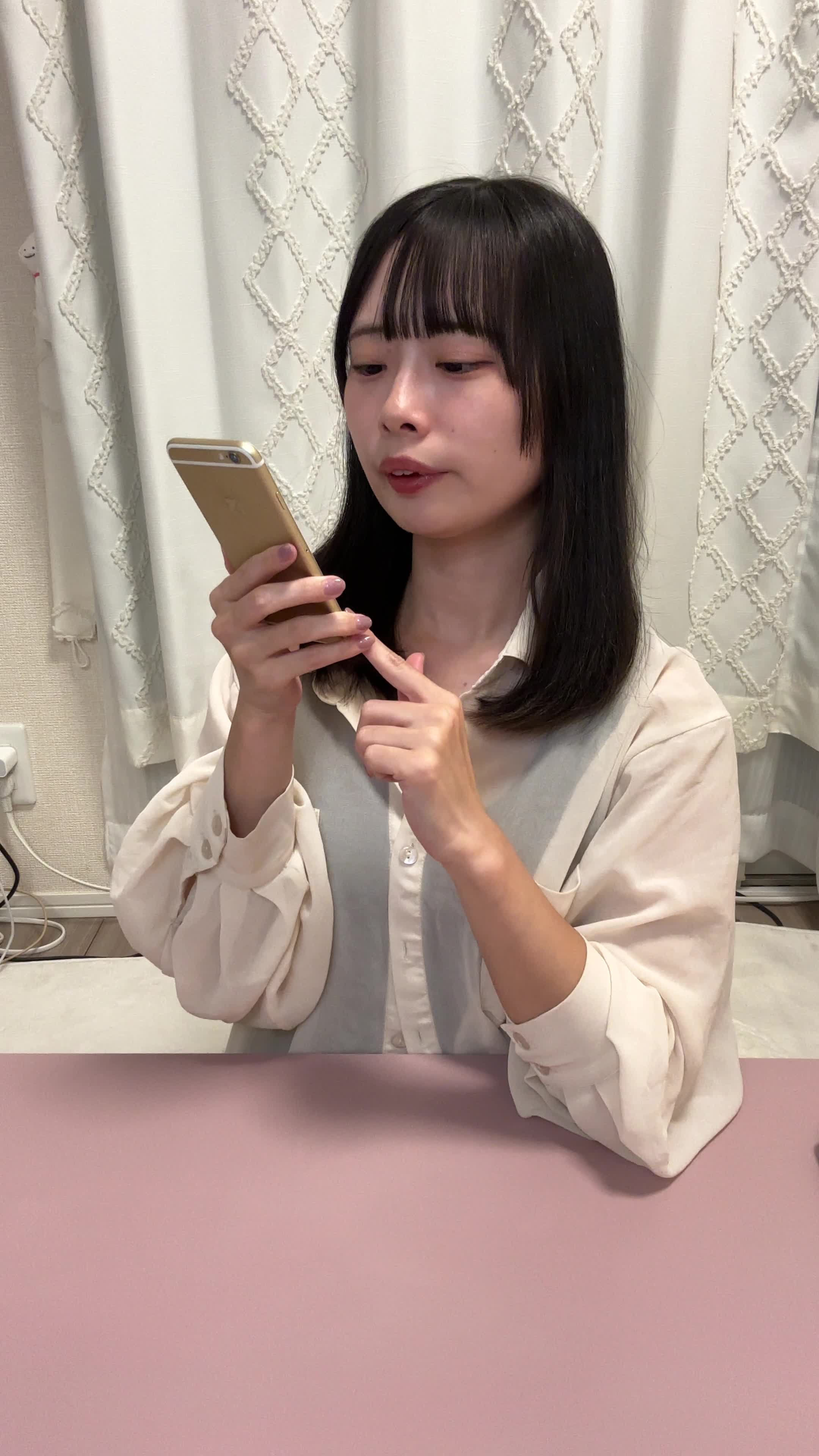 椅子に腰掛け、スマホの画面を見ながらブツブツと暗記を繰り返す様子