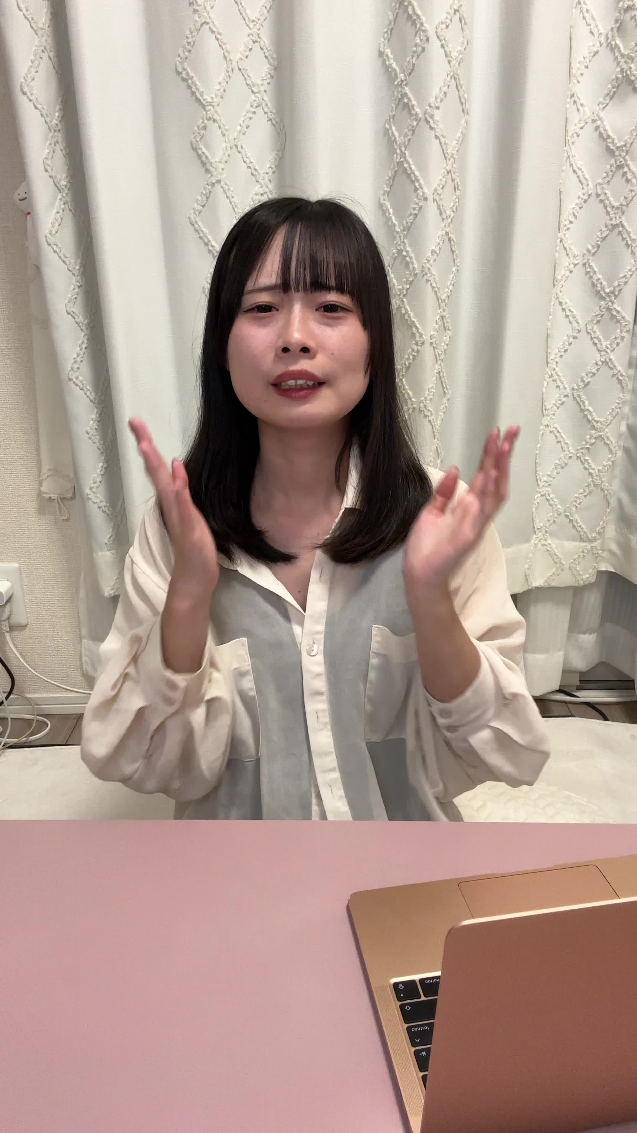 椅子に浅く腰掛け、顔に手を当てて「これをどう解くんだ…」と悩む姿