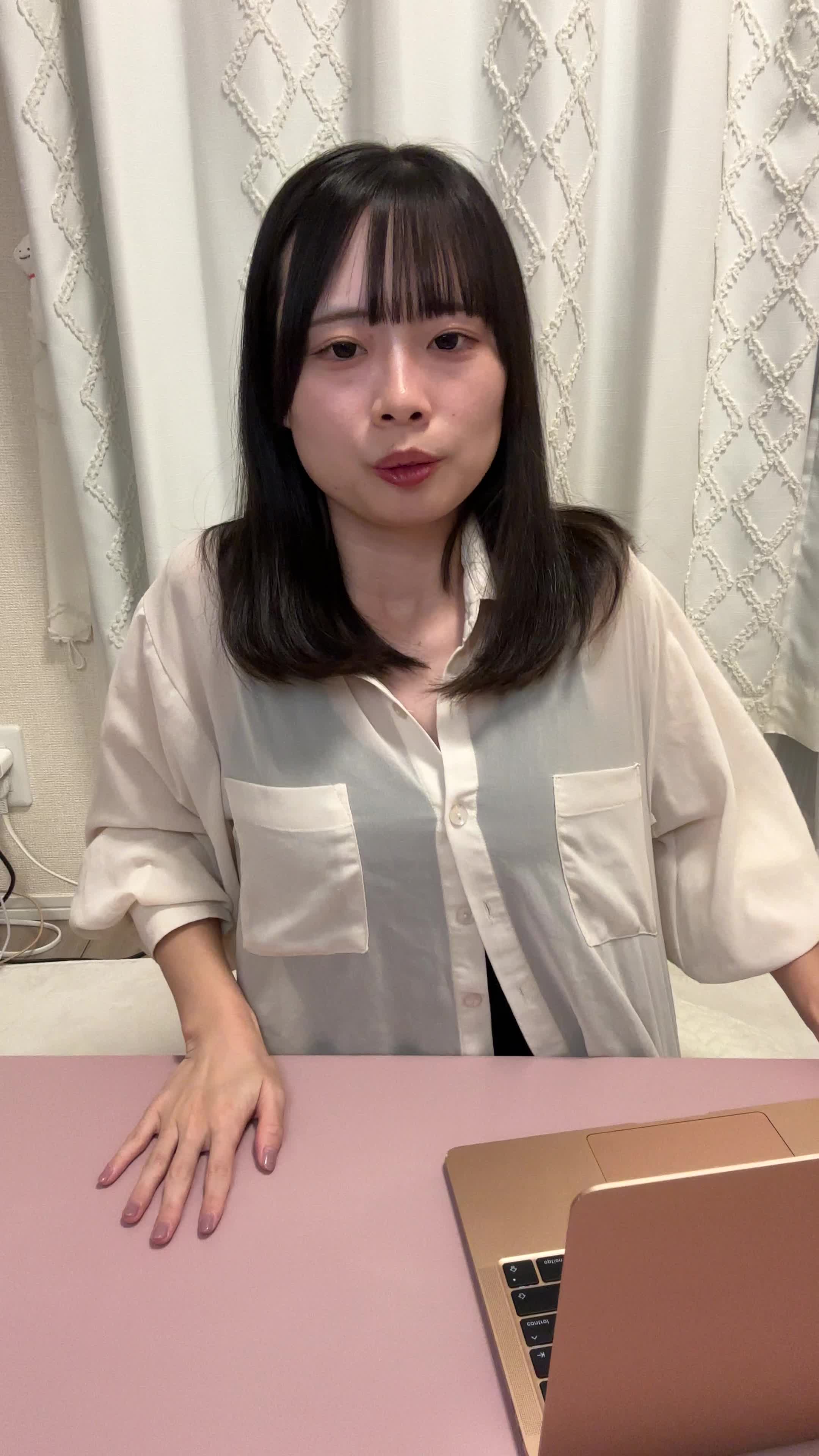椅子から立ち上がり、手を軽く伸ばしながら「次の課題に進もう」と自信を持つ姿