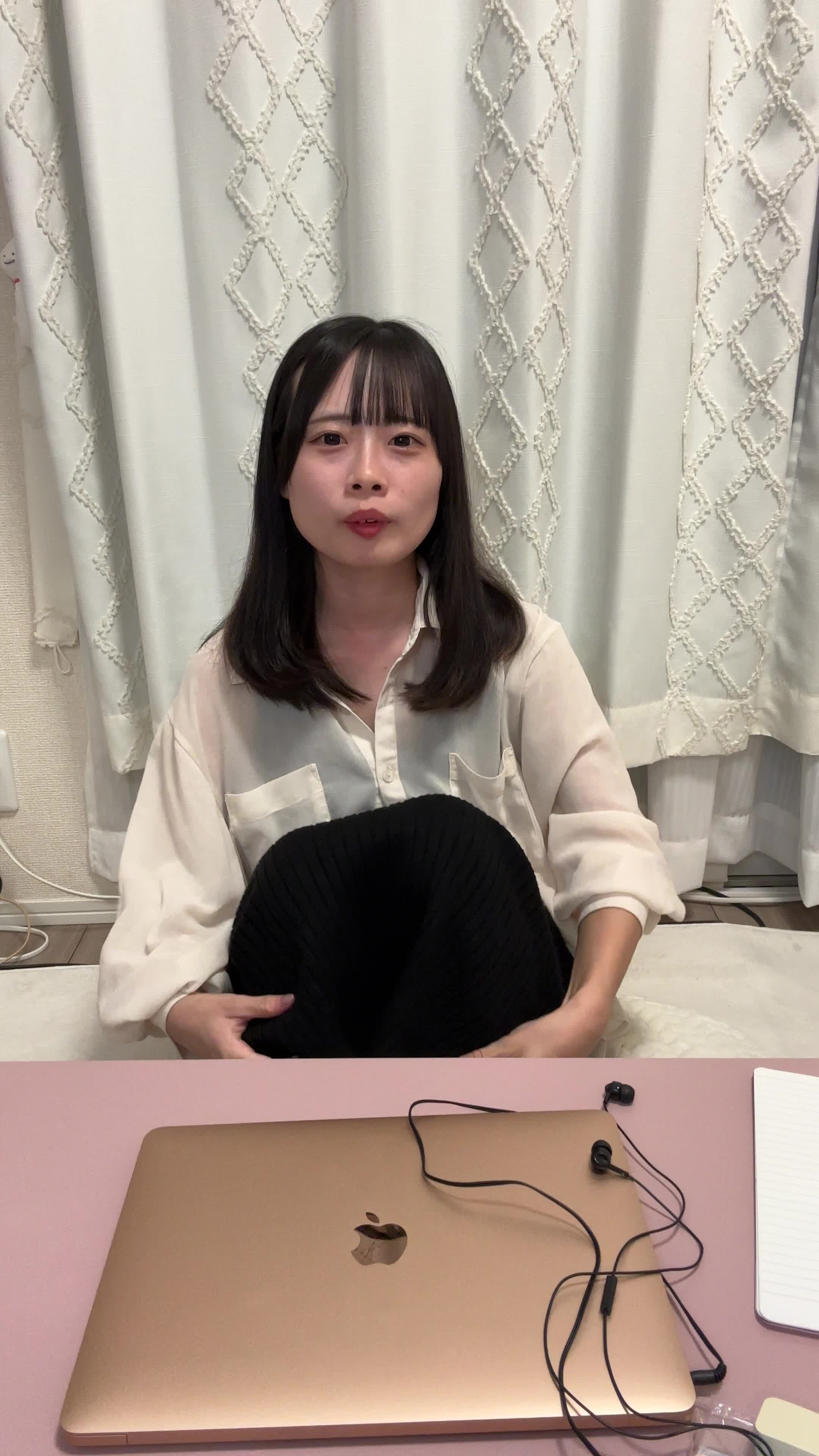ソファで膝を抱え、「この方法で合ってるのかな」と考え込む表情