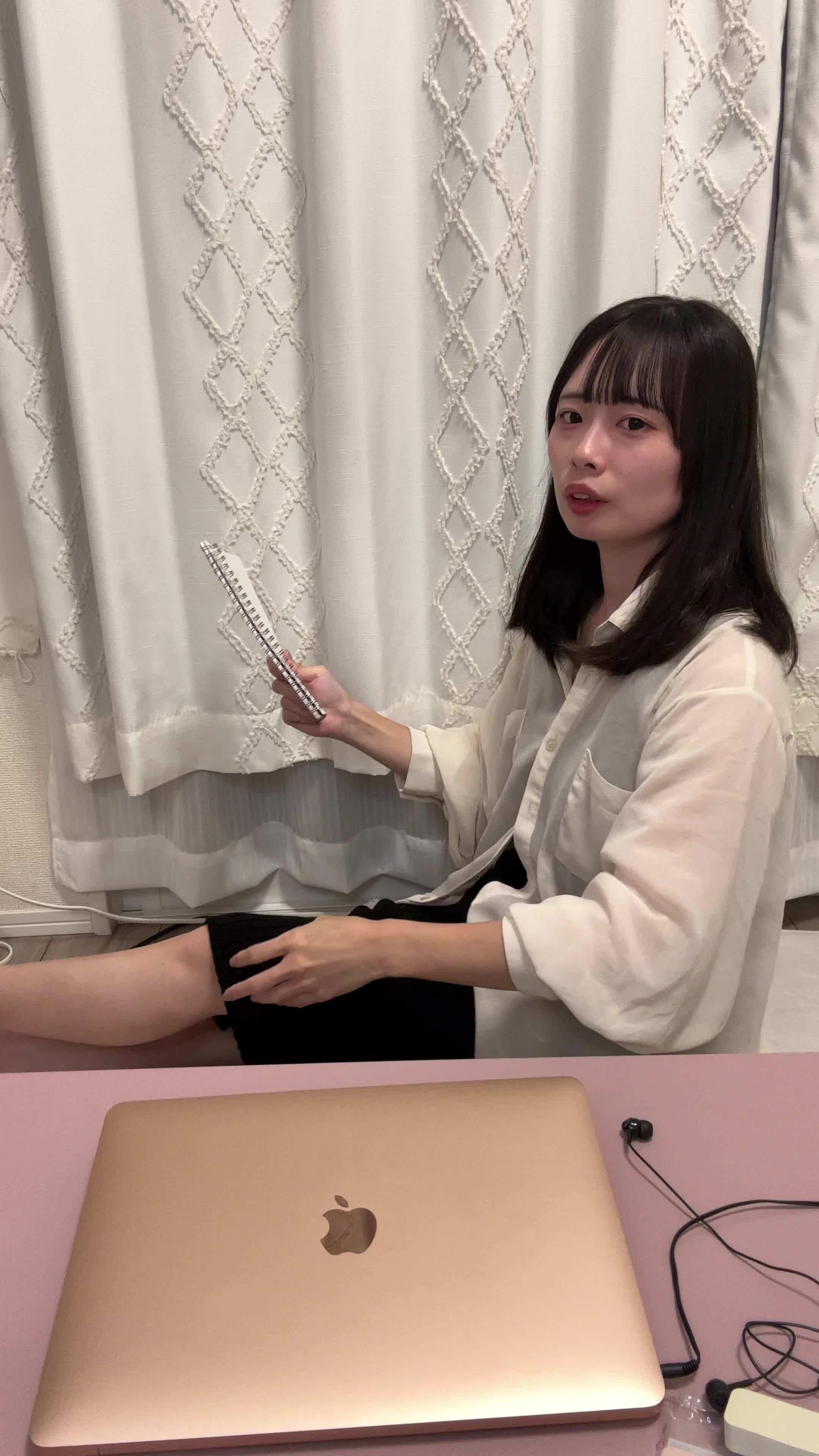 ソファで片足を伸ばしながら、「この答えが正しい！」と喜びを表現する動作