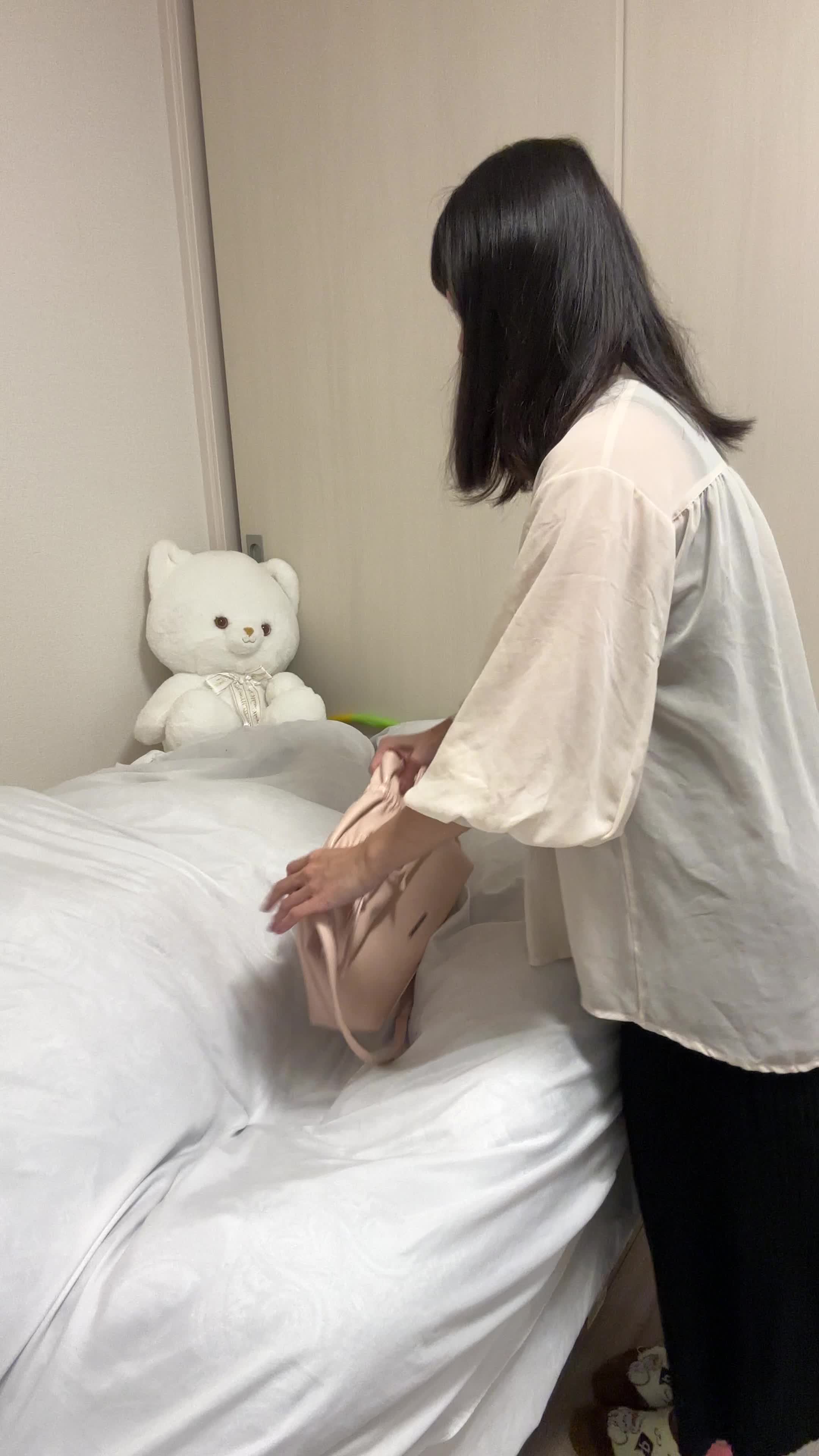 ソファでカバンの中身を確認し、「すべて準備完了」と満足する表情