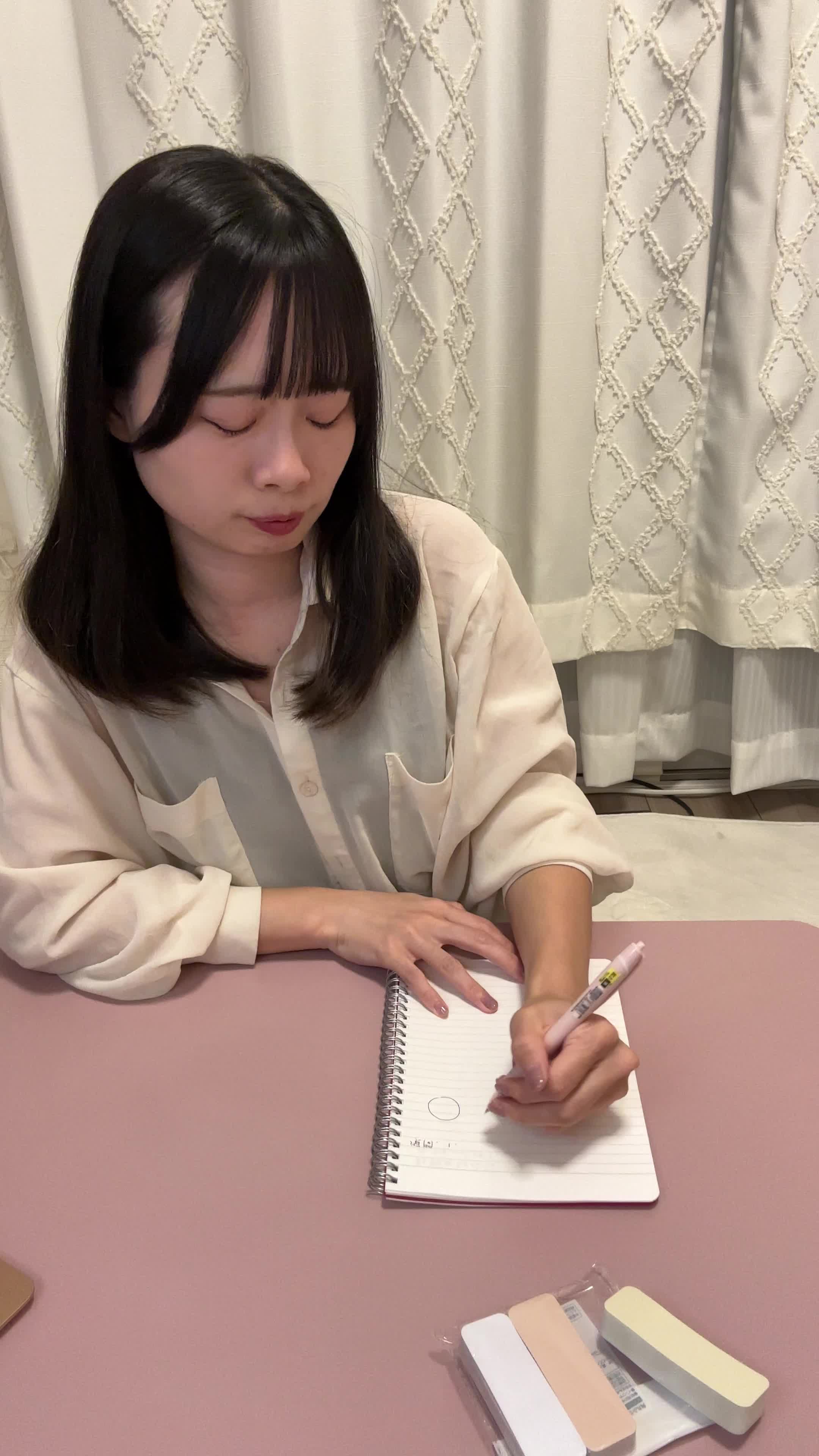テーブルで紙に手書きで図を描きながら、「これが正解かも」と納得する姿