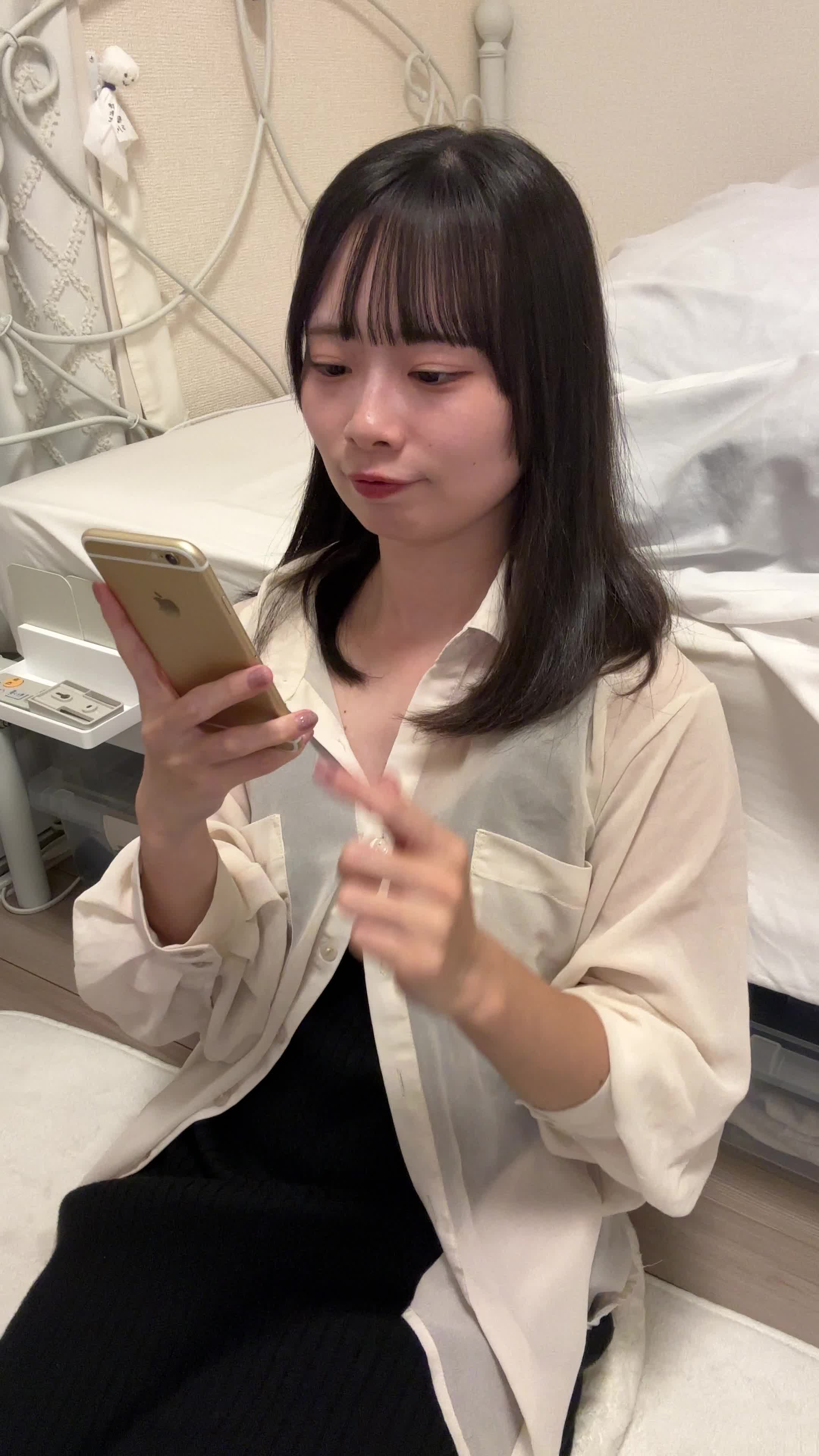 床に座り、スマホを片手に操作しながら「分かった！」とひらめく動作
