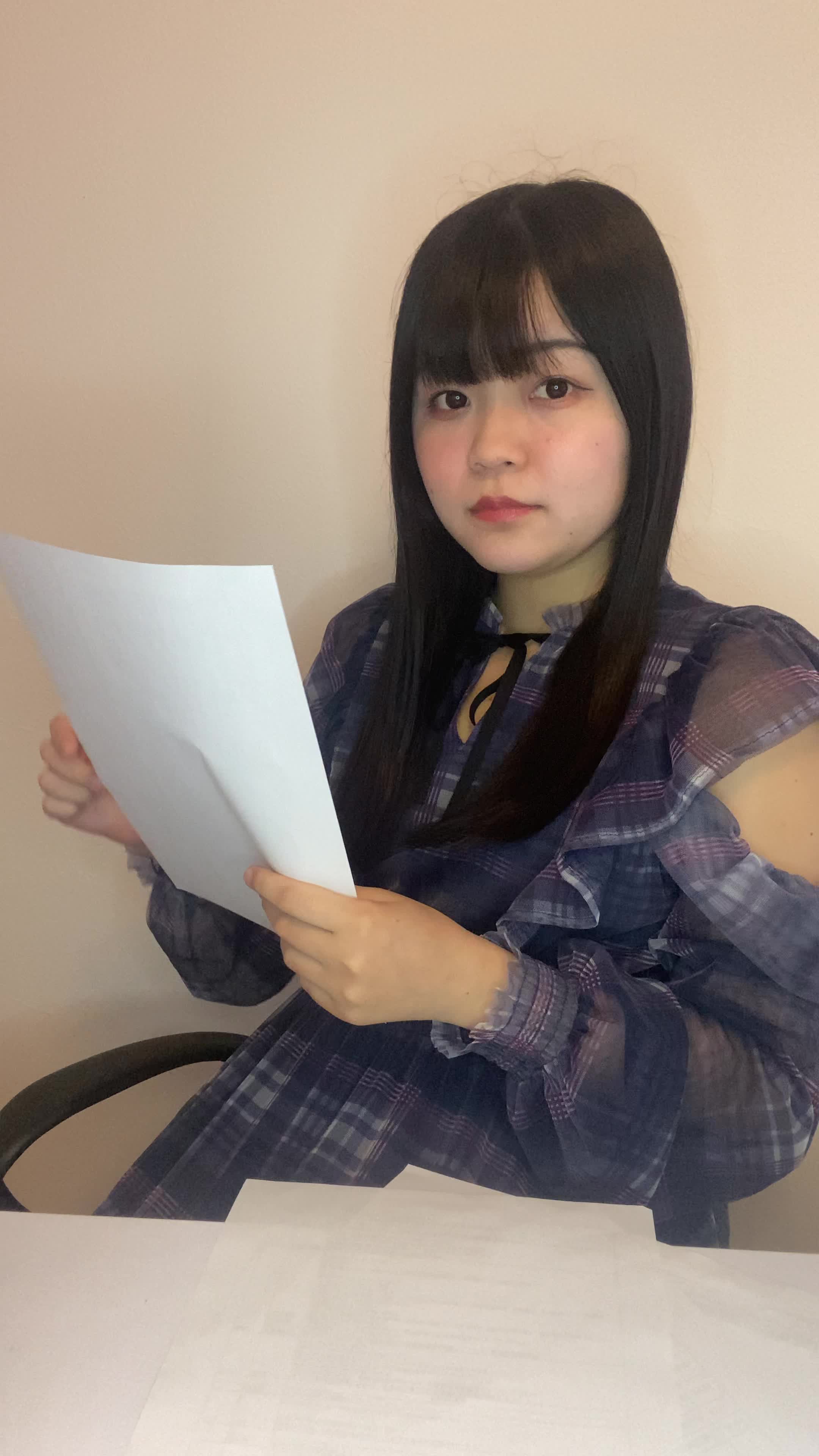 椅子に腰掛け、書類にチェックを入れながら「これで安心できる」と確認する姿