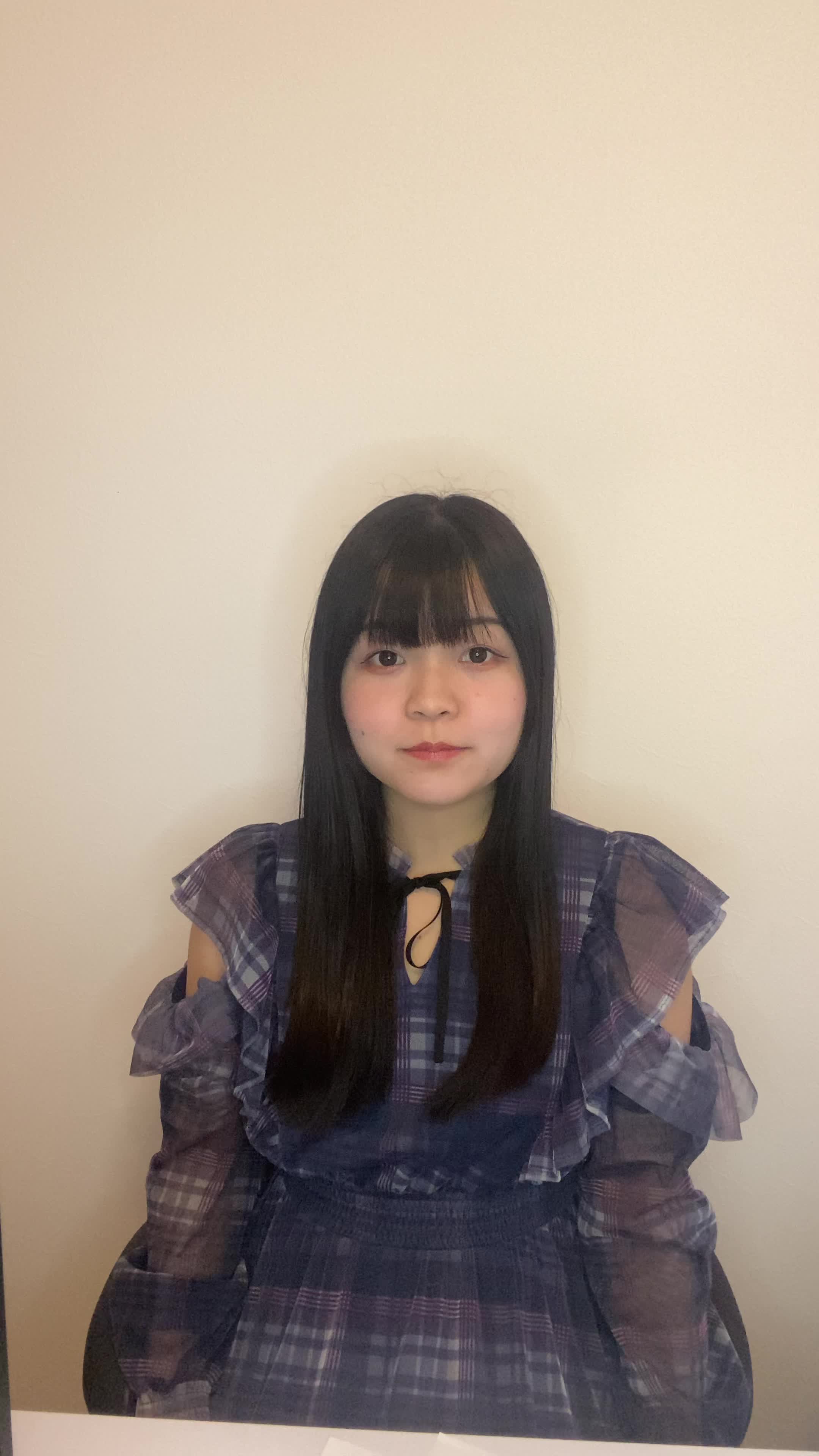 椅子から立ち上がり、「返済計画が見えた」と明るい表情を見せる動作