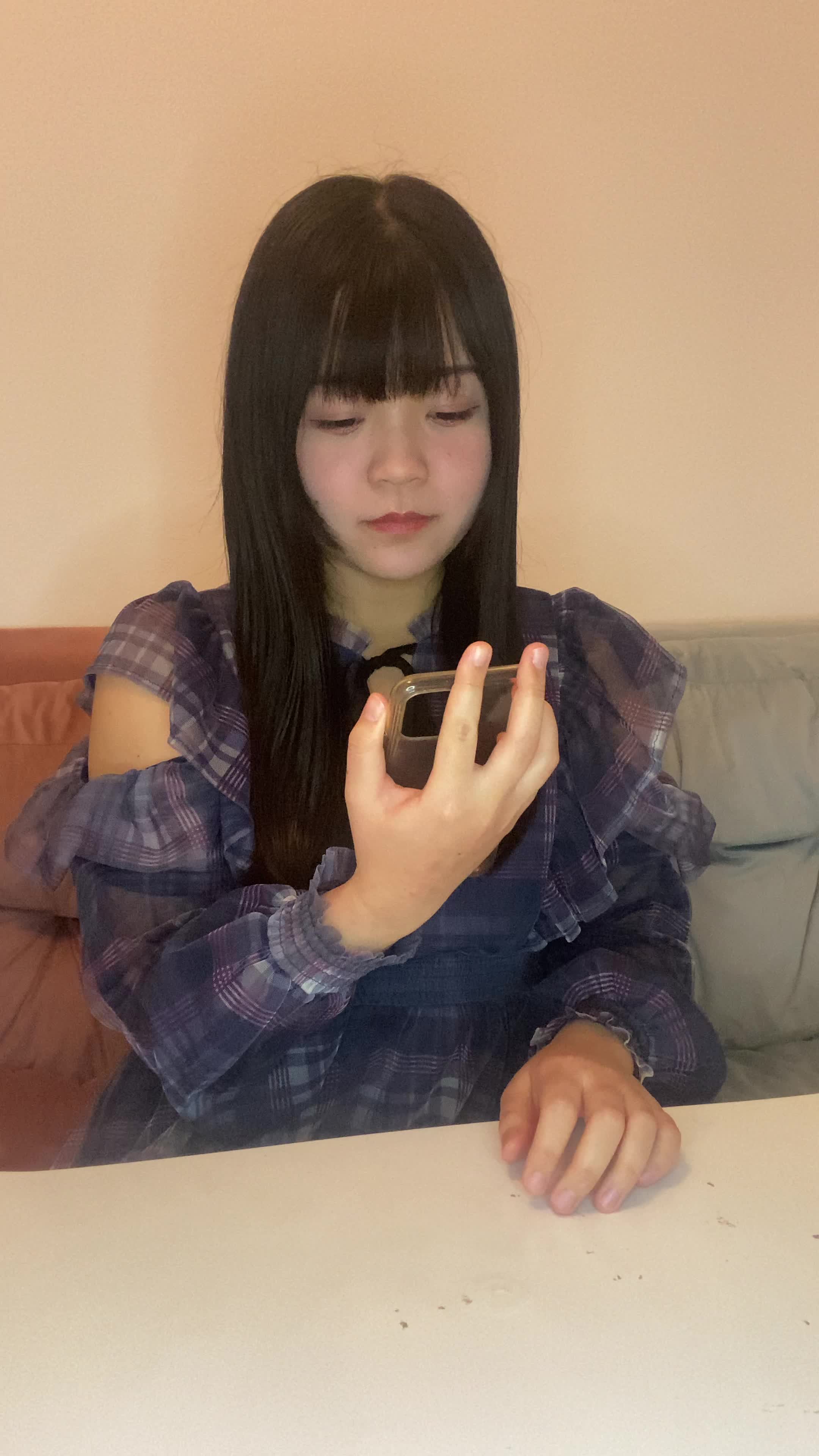 テーブルでスマホを置き、「一歩踏み出せた」と深く頷く動作
