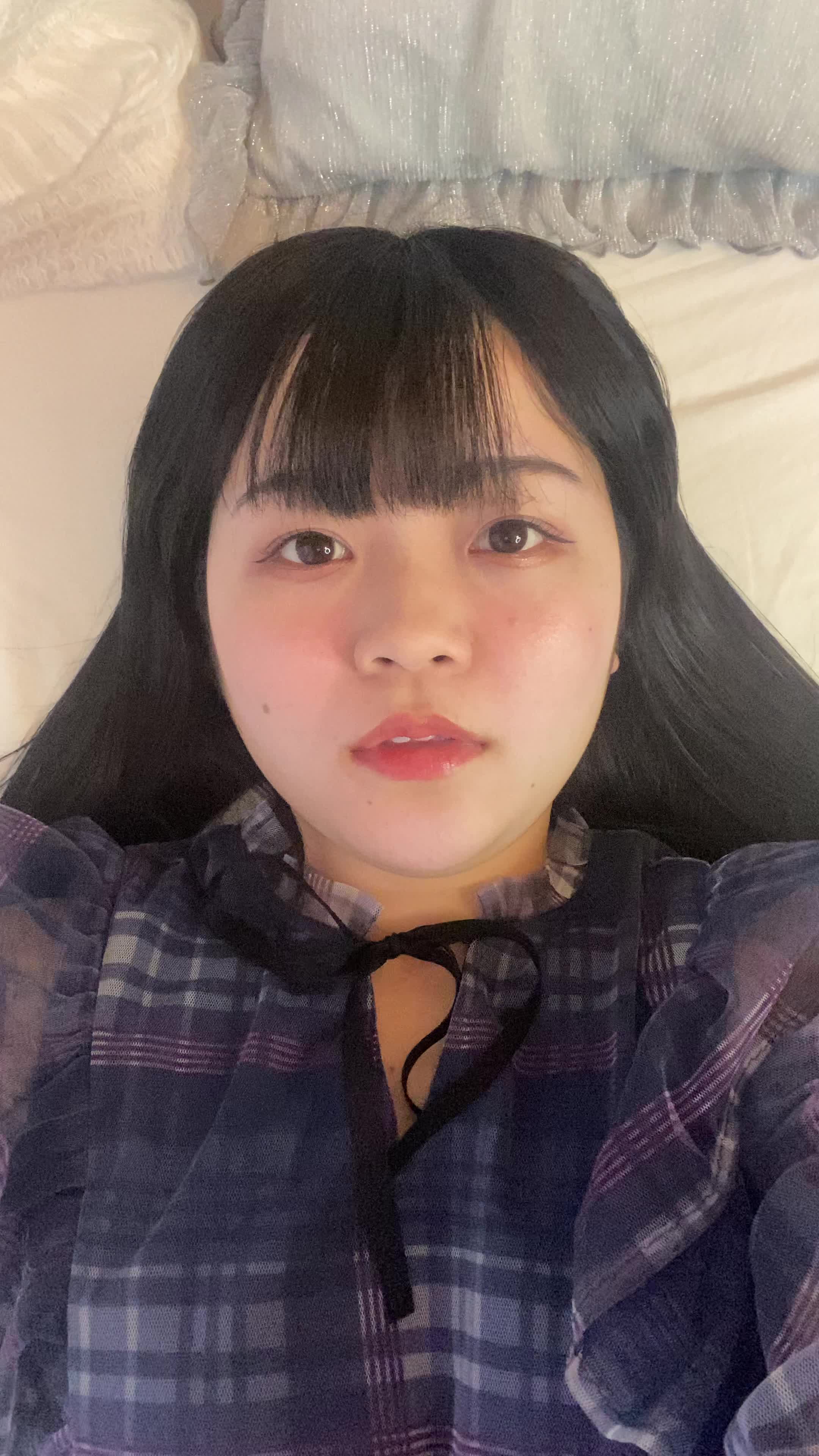 ベッドで横になり、「これで家族に安心して話せる」とホッとした様子