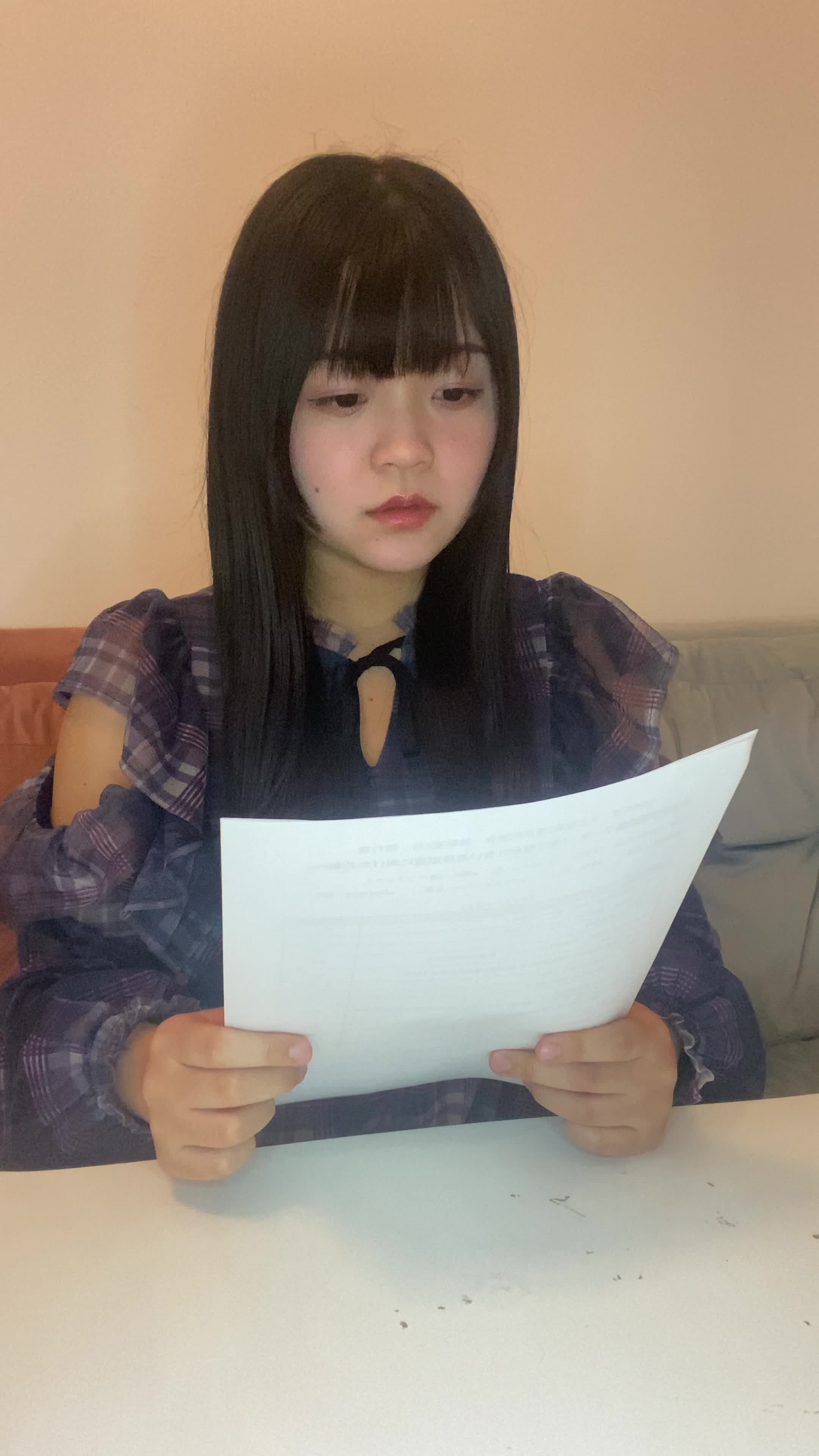 テーブルで契約書を確認し、「これで次に進める」とホッとした表情を浮かべる動作