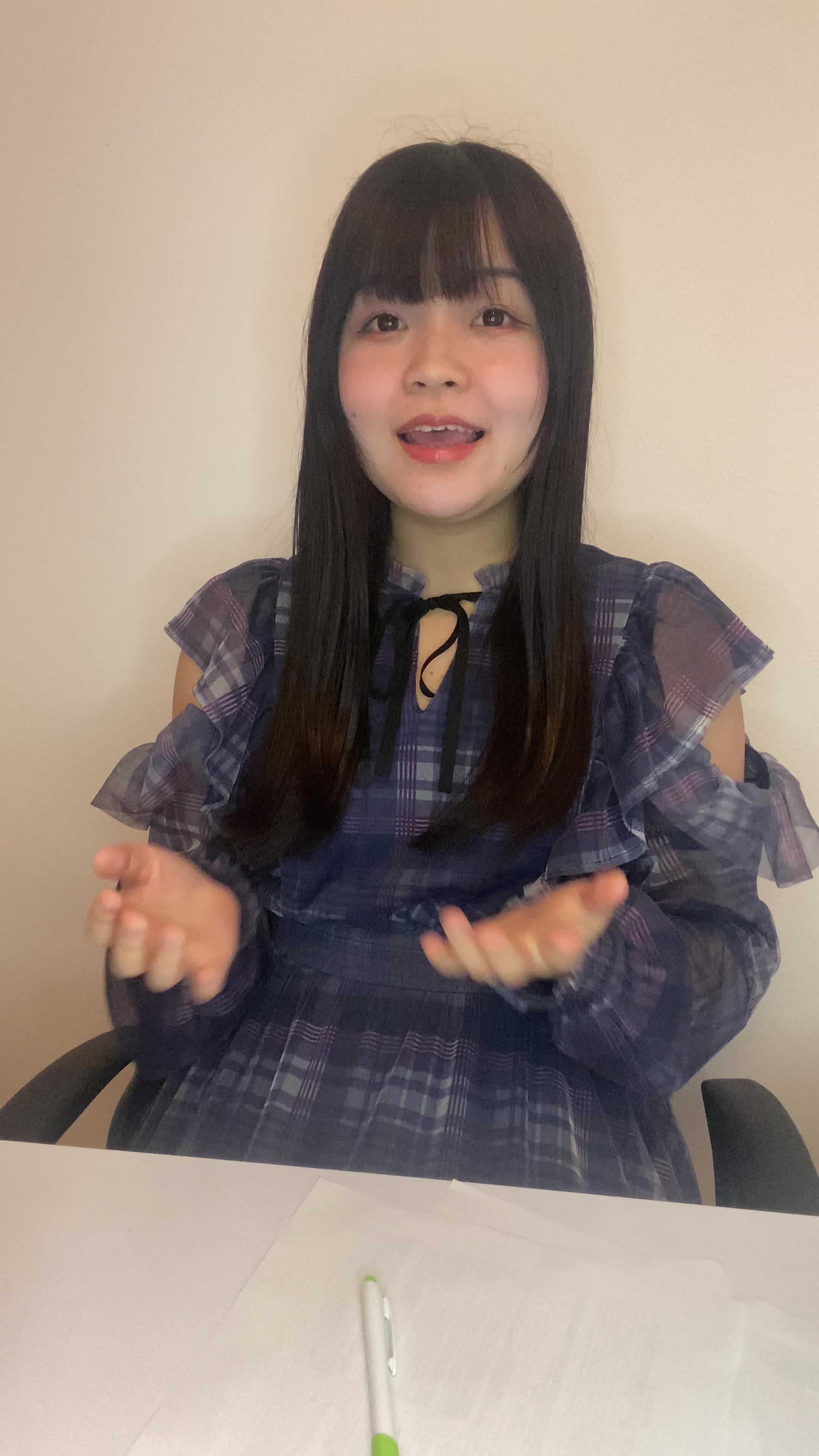 椅子に深く腰掛け、「ようやく解決の道筋が見えた」とホッとした表情を見せる動作
