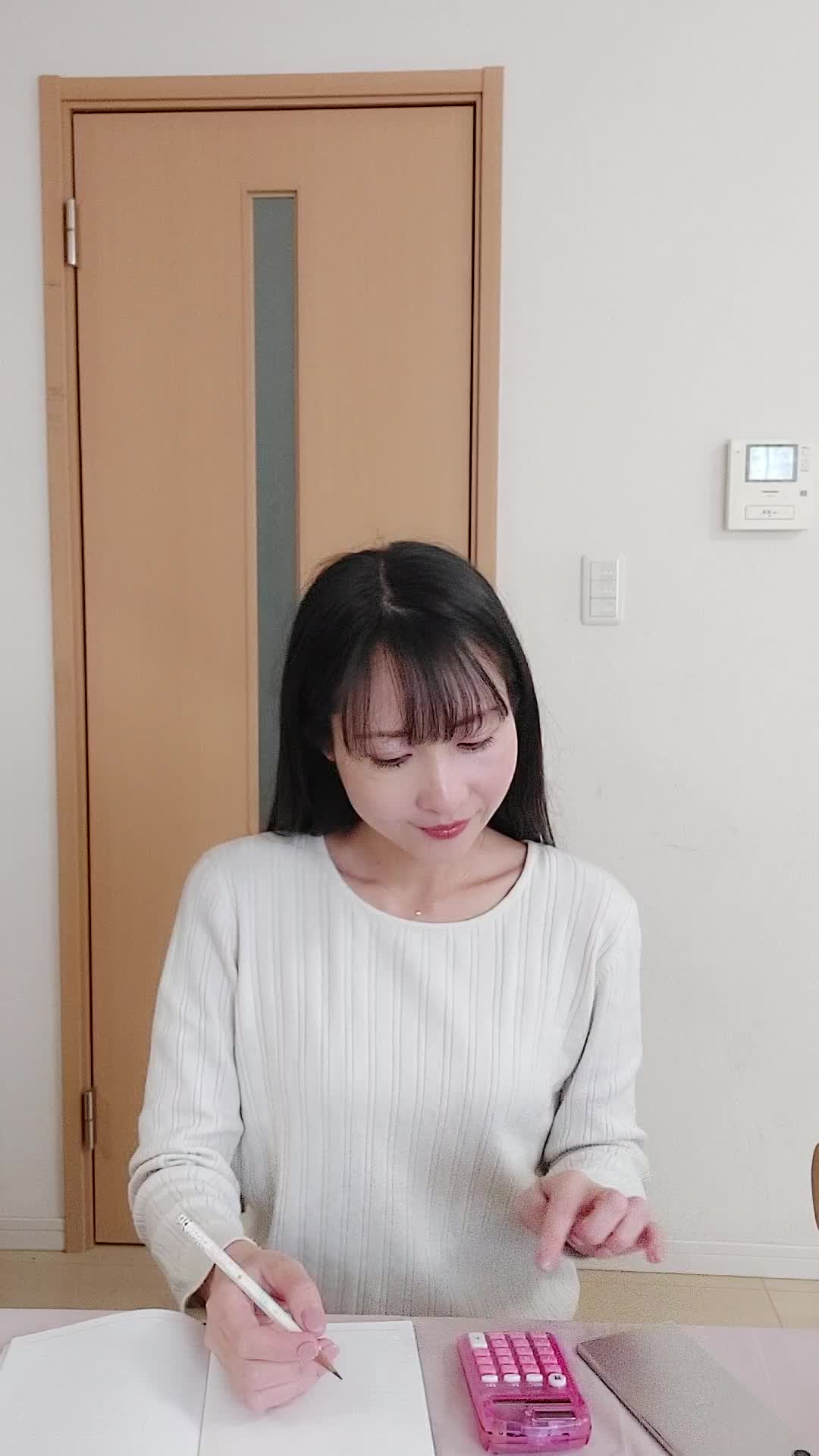 椅子から立ち上がり、「これで自信が持てるかも！」と嬉しそうな表情を浮かべる動作