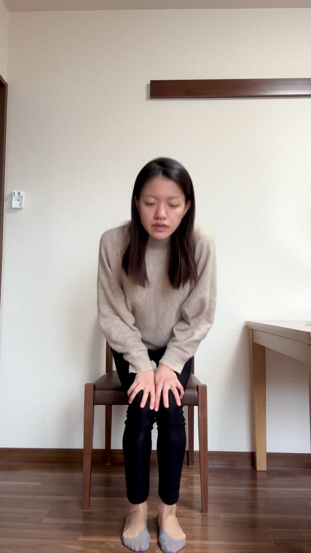 椅子から立ち上がり、「白髪がなくなったらどんな感じだろう」と自分を想像して微笑む動作