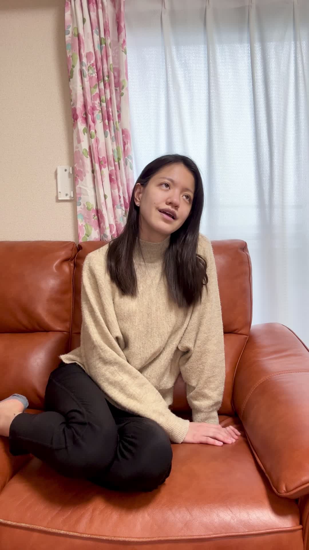 ソファでリラックスしながら、「白髪が減った自分を想像して微笑む」様子