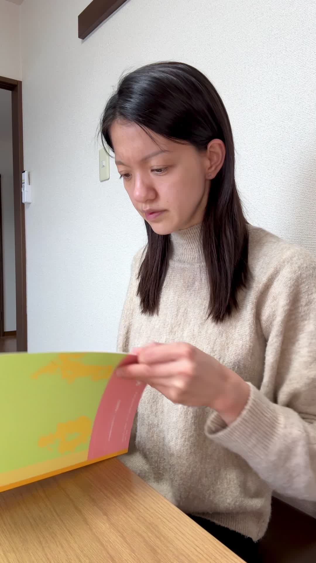 テーブルでノートを開き、「ケアのスケジュールを立てる」真剣な様子