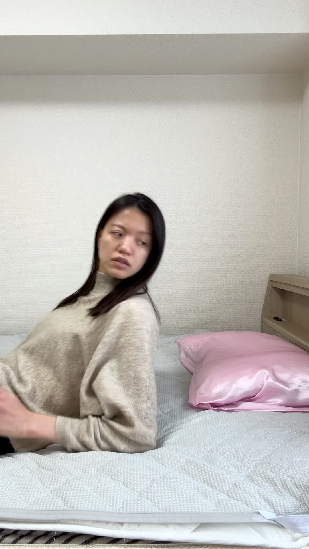 ベッドで横になり、「これ以上白髪が増えたらどうしよう」と不安そうに考える姿