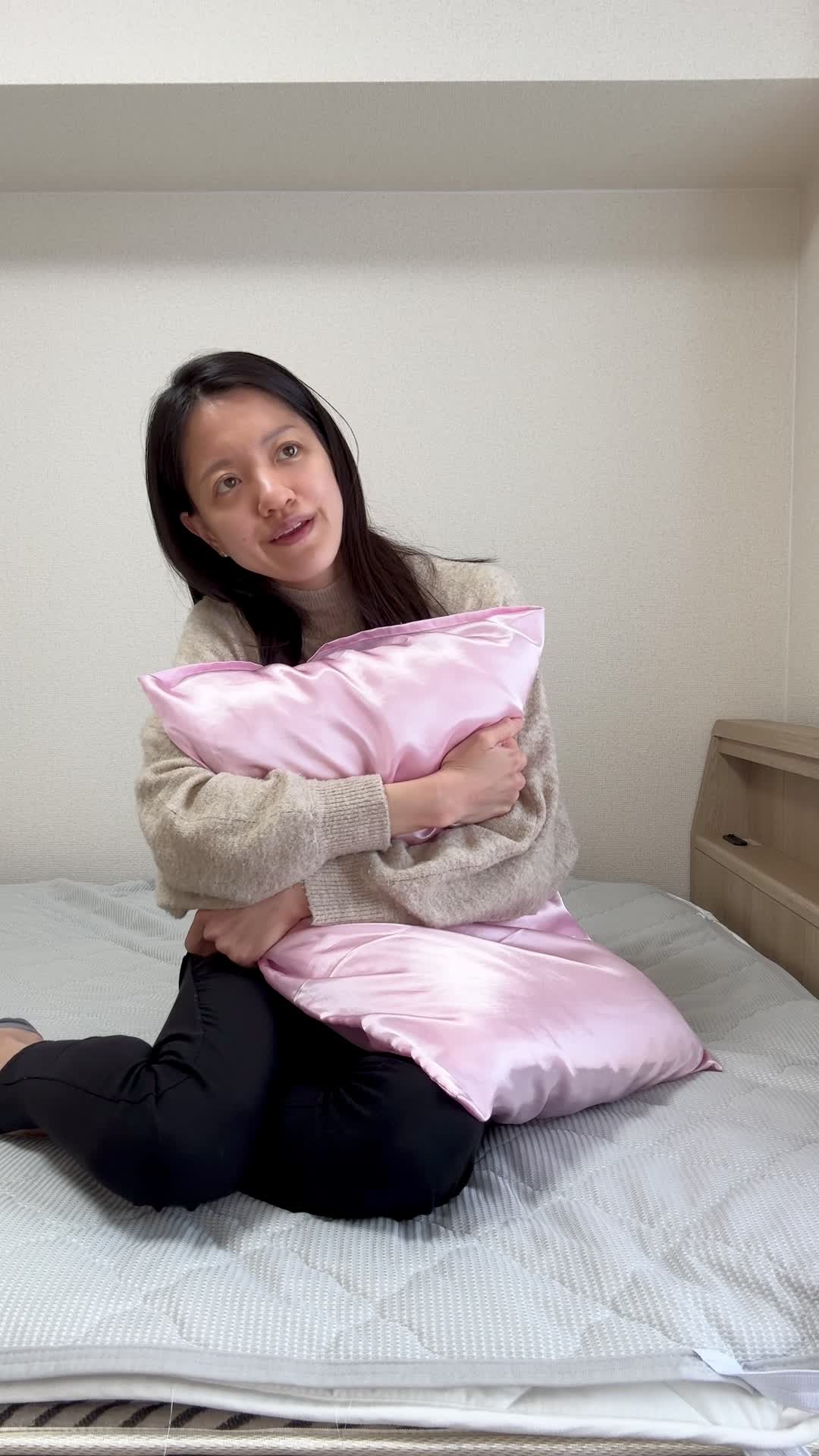 ベッドでクッションを抱えて、「白髪がなくなったらこんなことがしたい」と夢見る表情