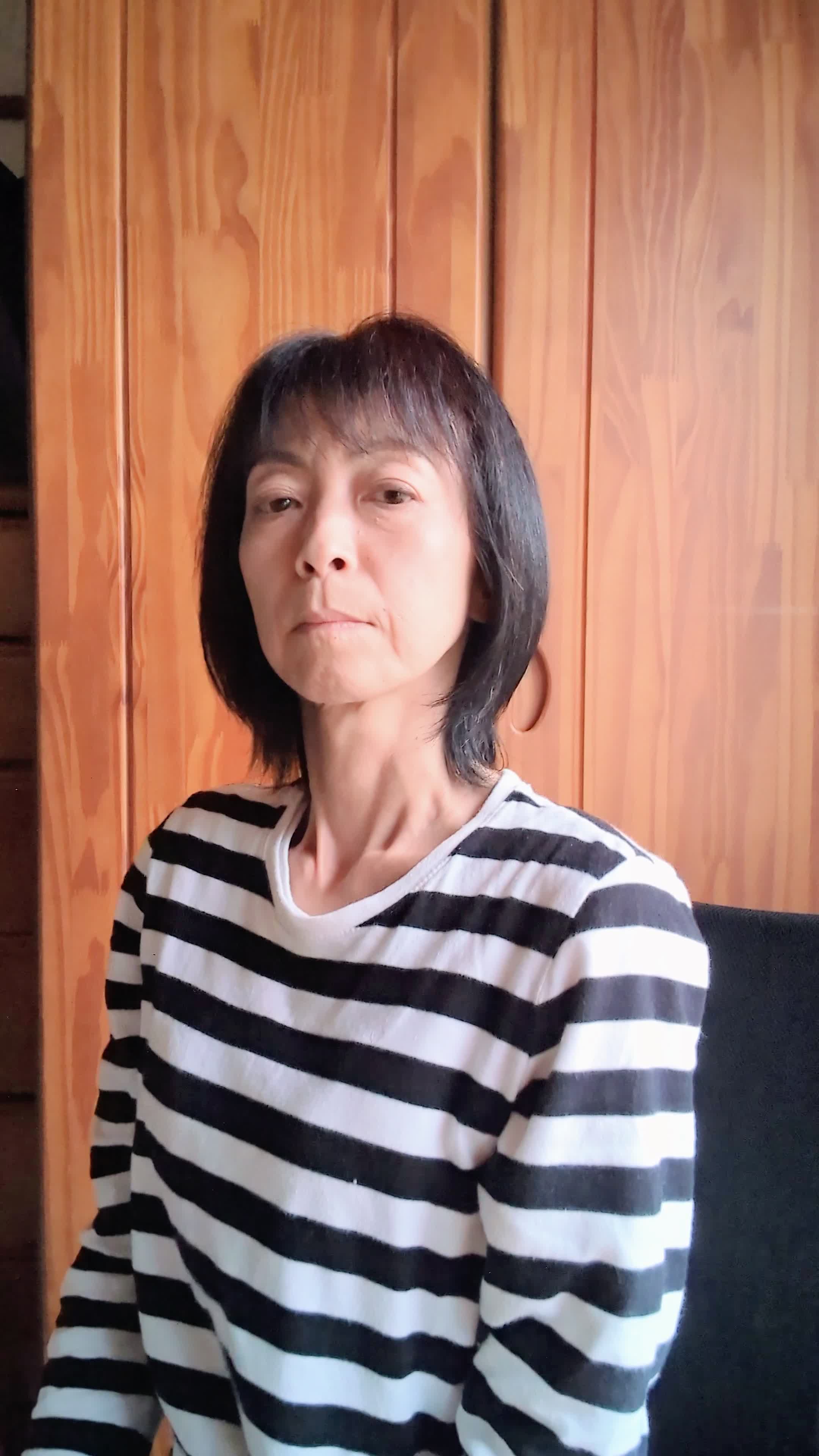 椅子に浅く腰掛け、水を取りに立ち上がるのが面倒そうな表情を見せる仕草
