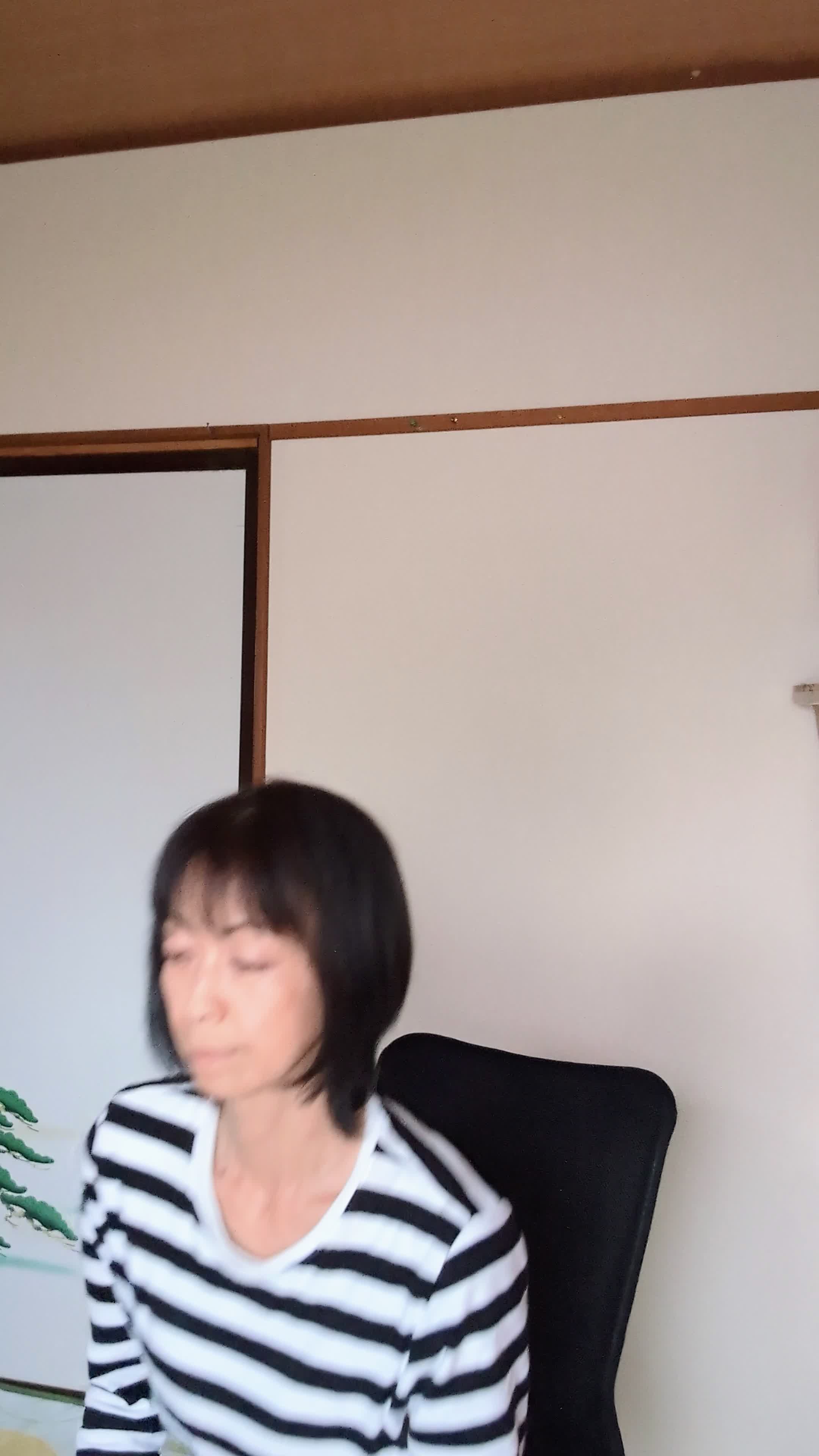 椅子から立ち上がり、「冷たい水を取るためにまたキッチンへ…」と軽くため息をつく様子