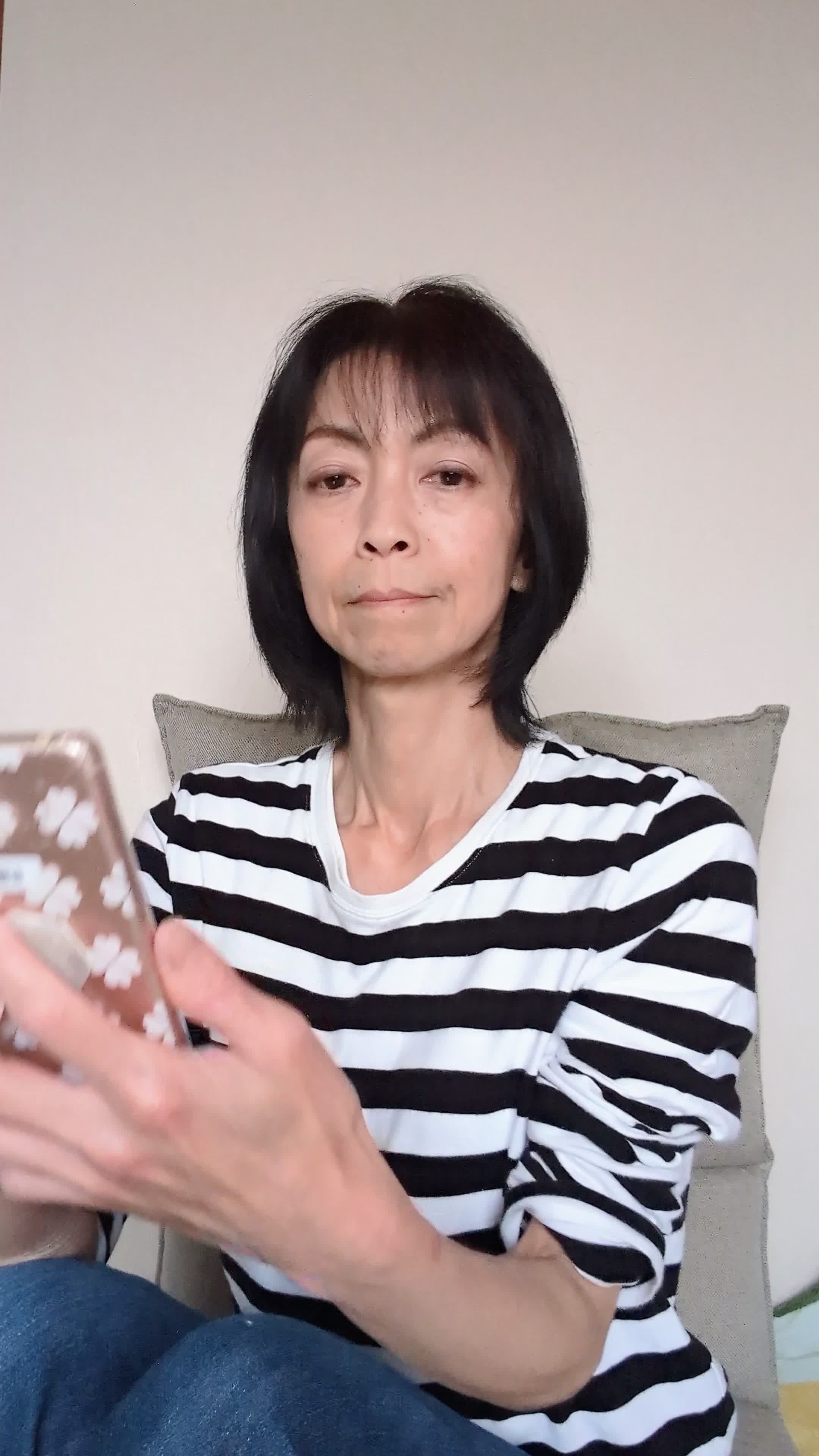 ソファでスマホをいじりながら、「家にあったらどれくらい便利なんだろう？」と考える動作