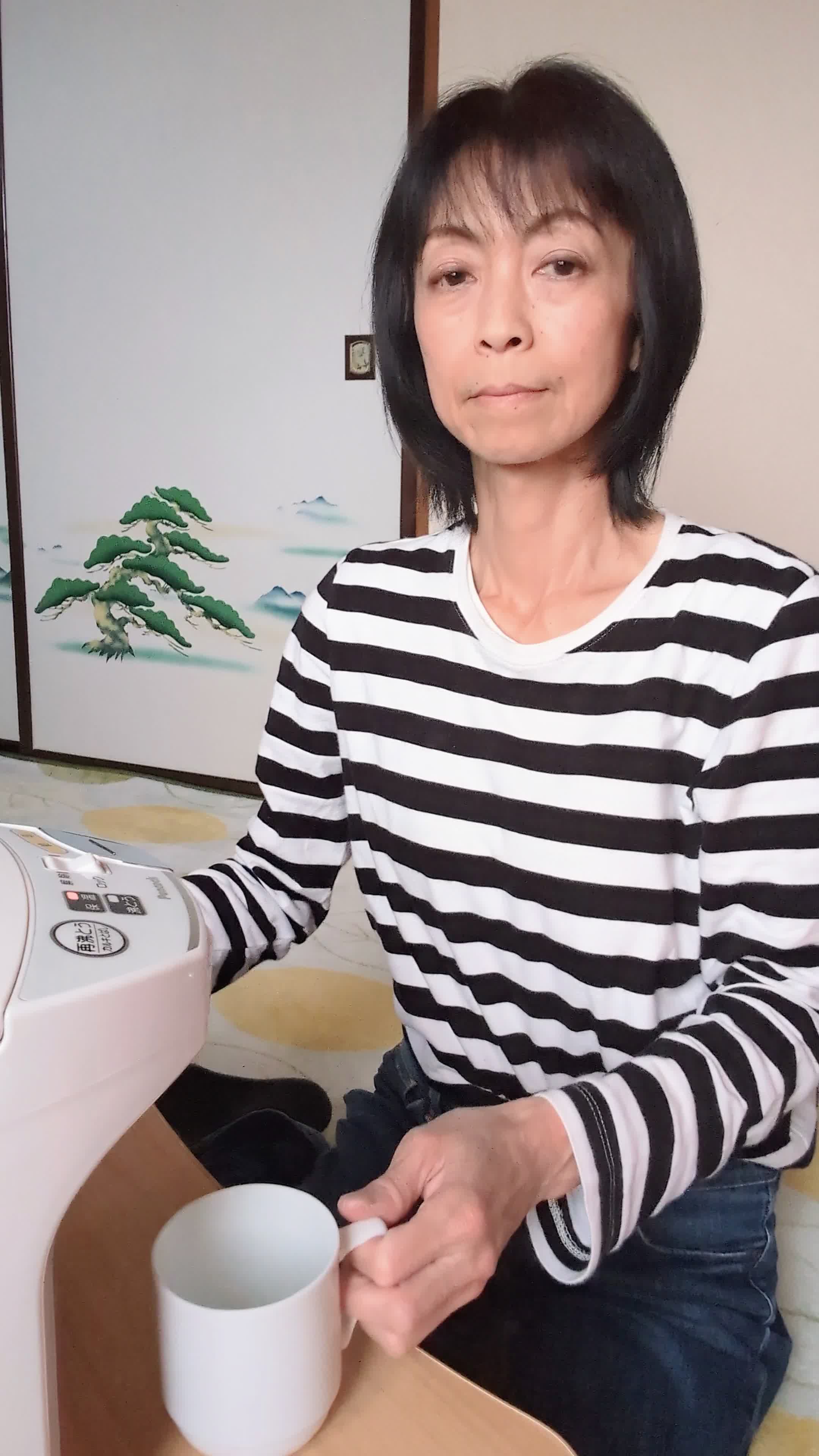 テーブルでポットのお湯を注ぎ、「これがもっと簡単だったらな」とぼんやり考える動作