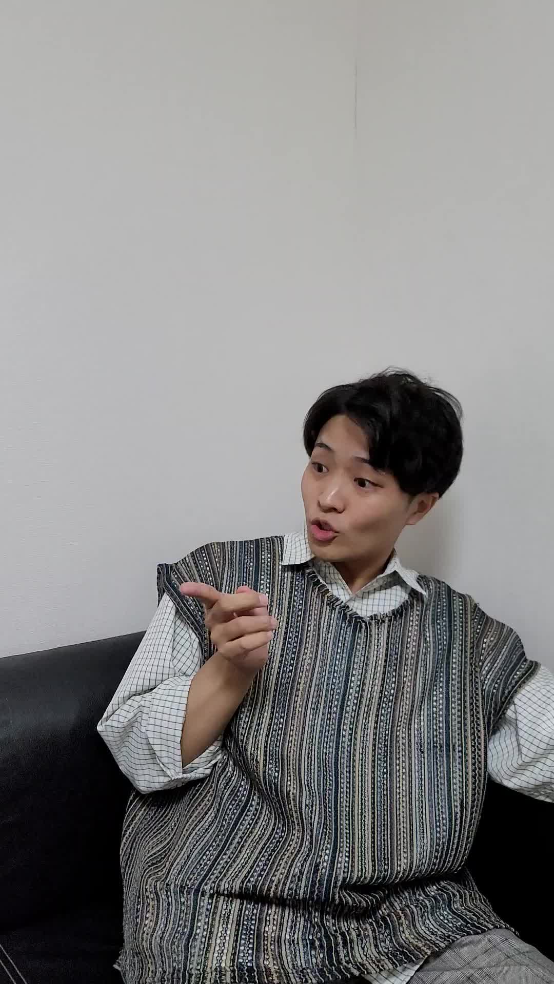 ソファで友達と話しながら、「希望する職種について相談する」リラックスした姿