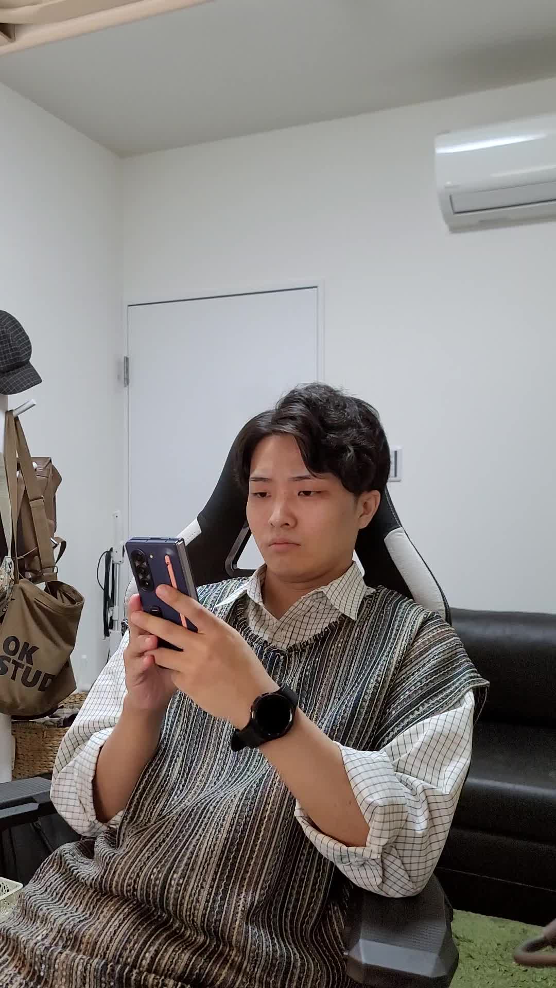 椅子に深く腰掛け、「求人条件をじっくり見直す」慎重な表情