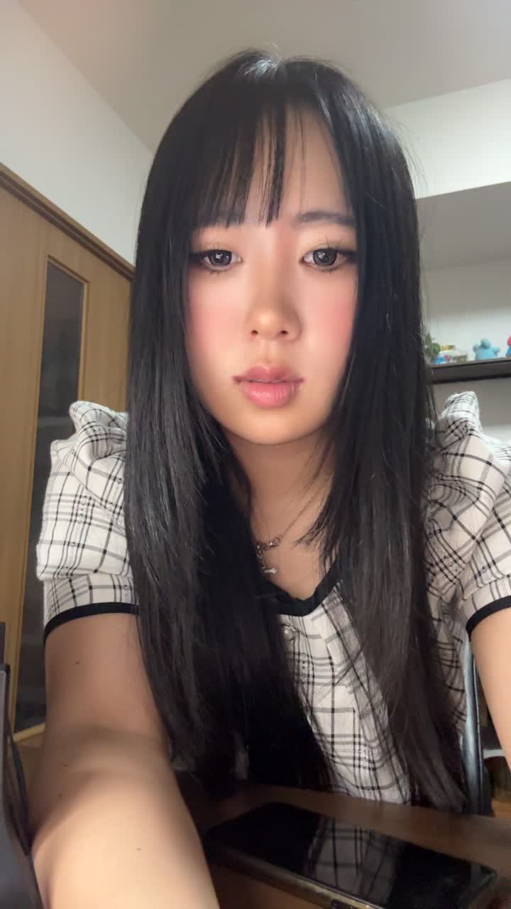 スマホの画面を横にスワイプしながら、じっくり悩む様子を演じる