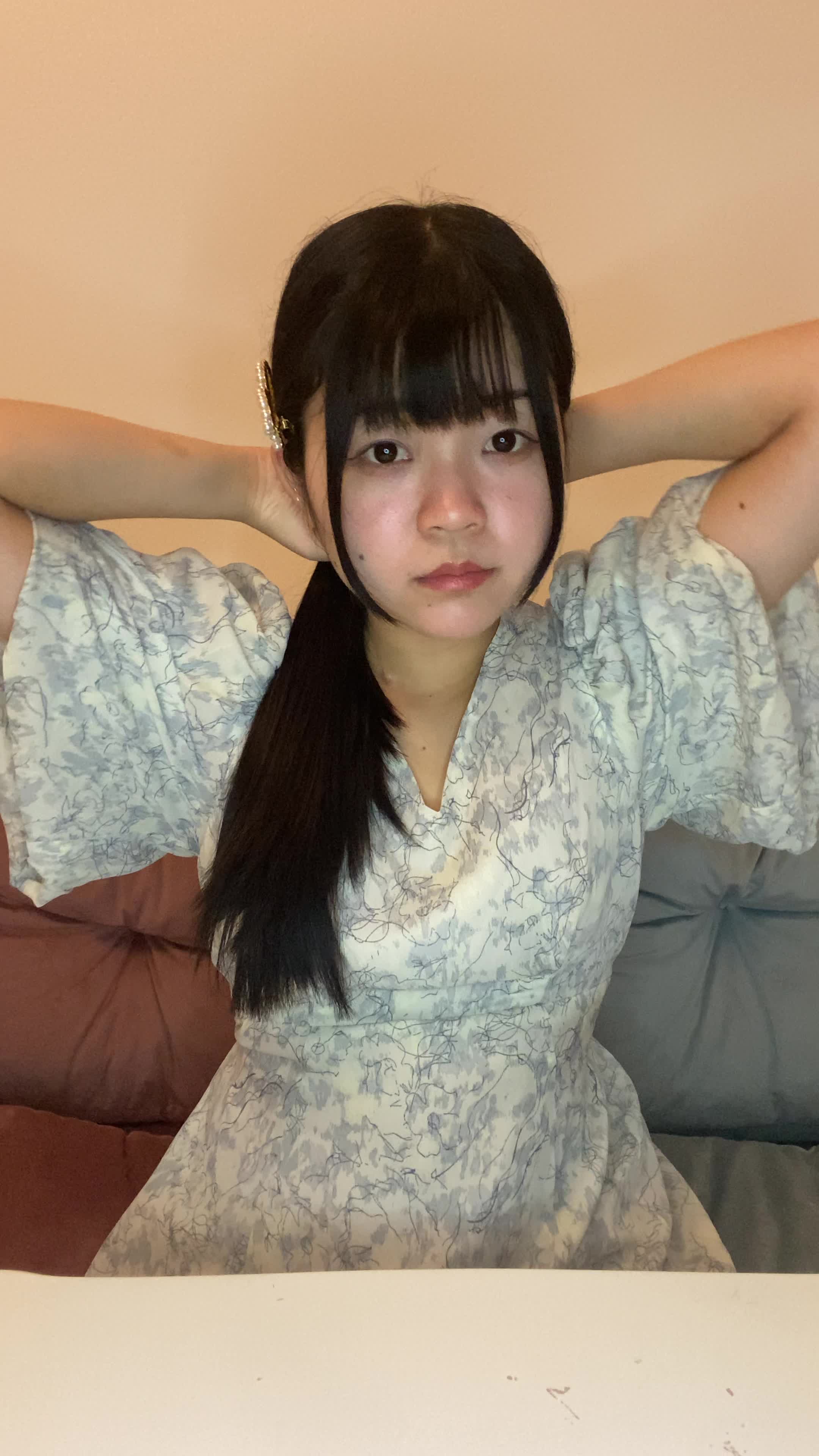 テーブルで仕事の合間に髪を束ね直し、「これじゃ全然収まらない」と悩む様子