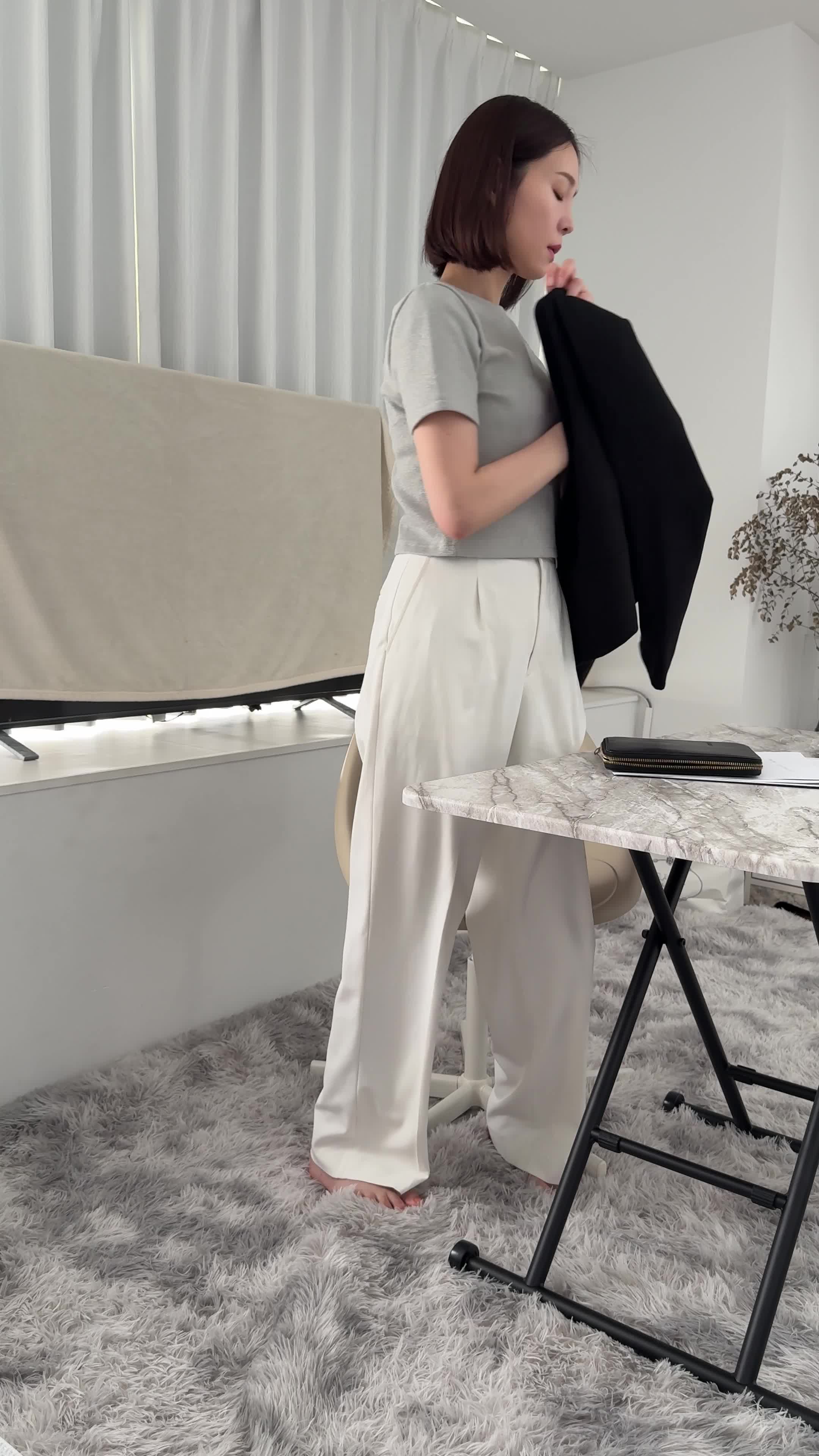 椅子から立ち上がり、「面接の準備を進めながら緊張する」動作