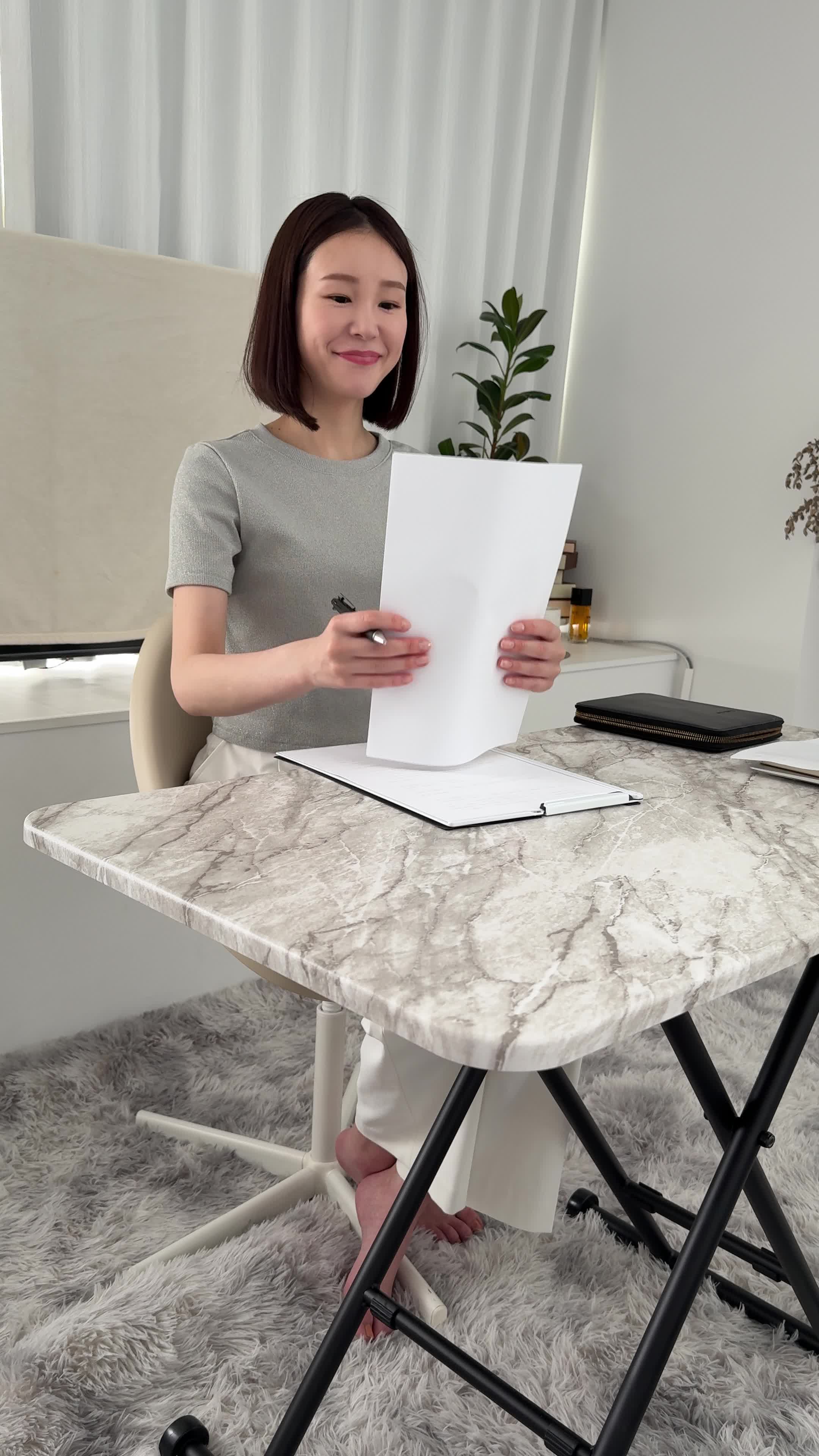 テーブルで応募書類を整理し、「これで準備が整った」と納得する様子