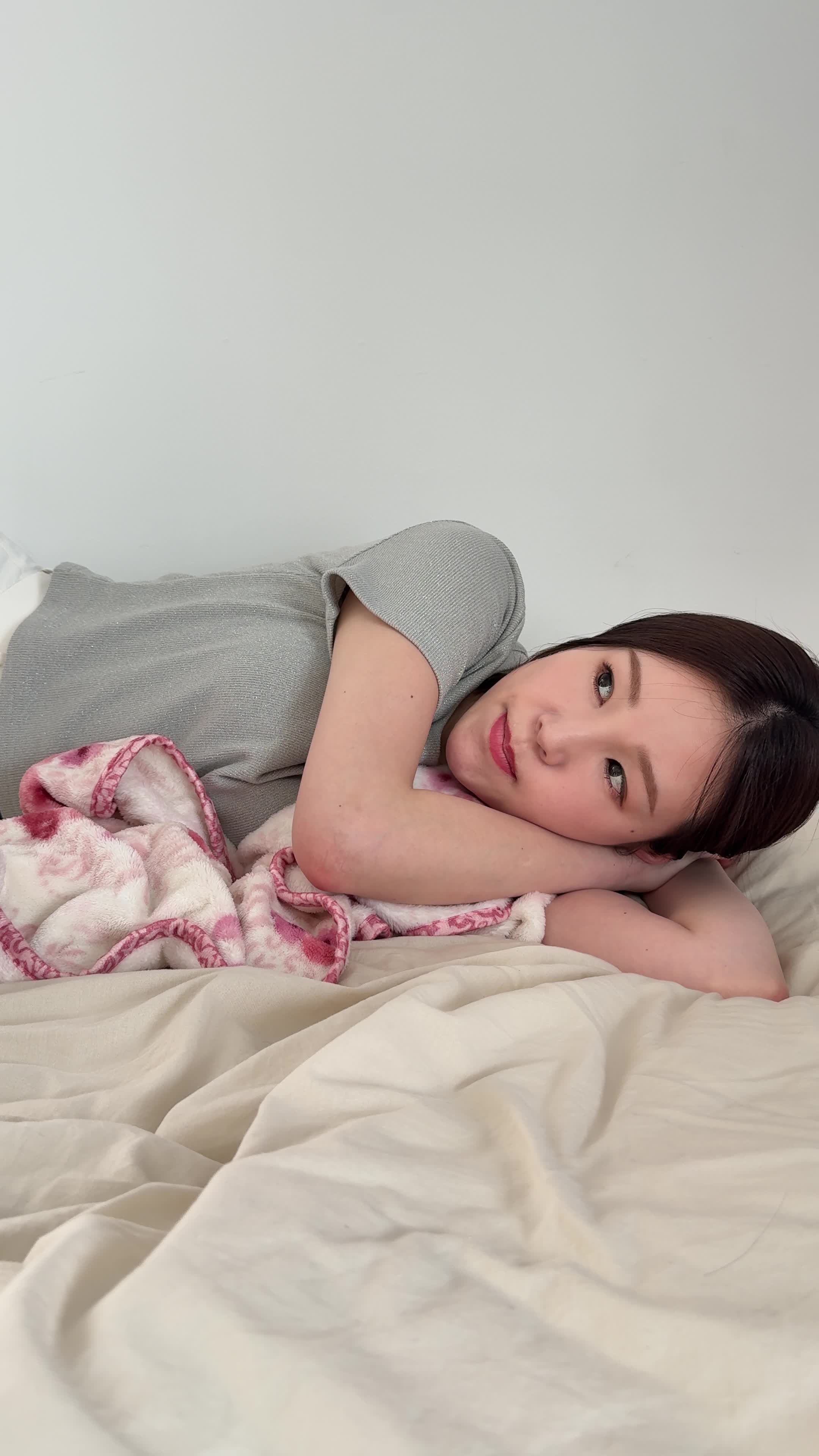 ベッドで横になり、「次のステップをどう進めるか計画する」未来を見据えた表情