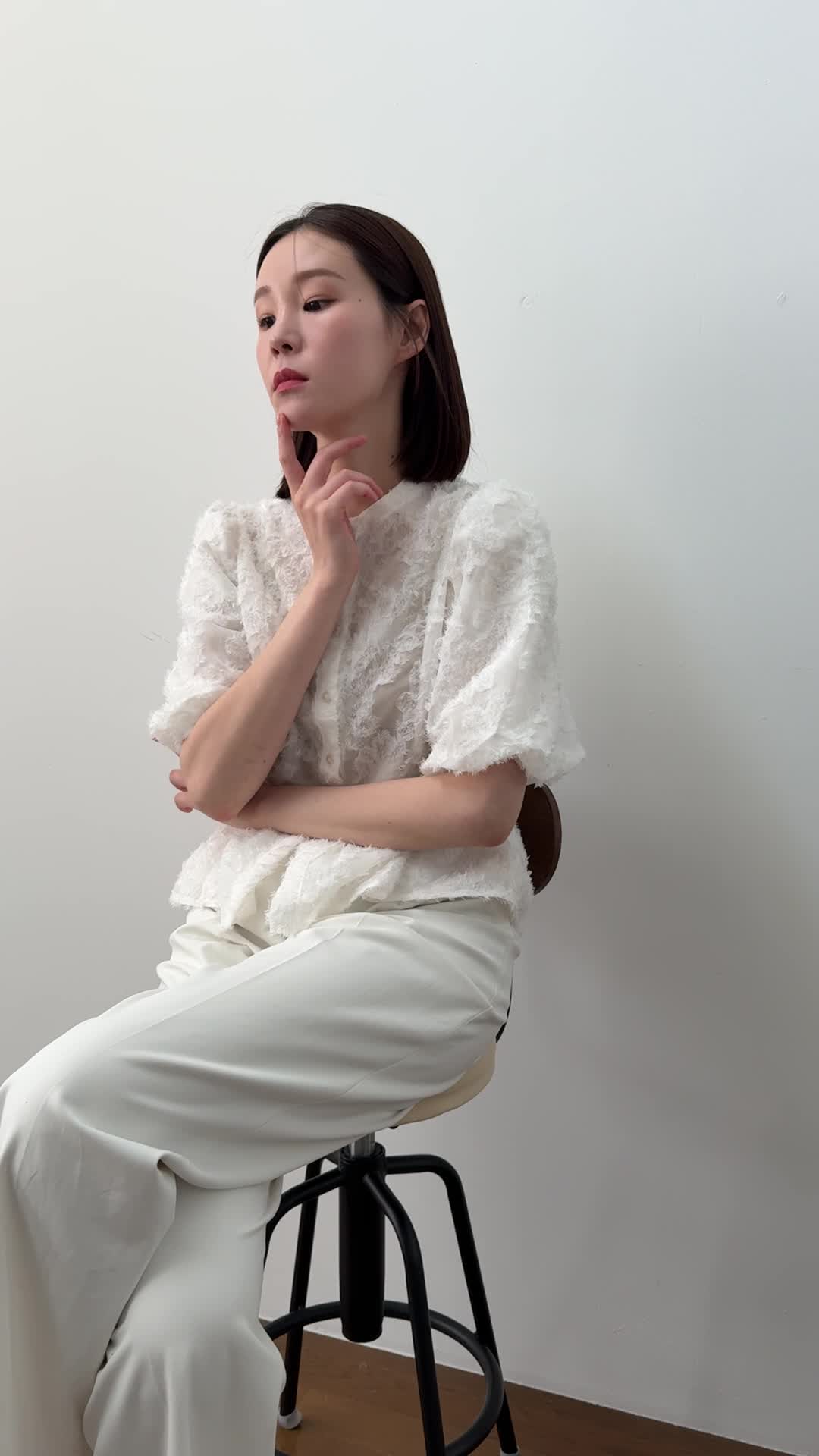 椅子に浅く腰掛け、「腸活サプリメントを試すべきか迷う」悩ましげな表情