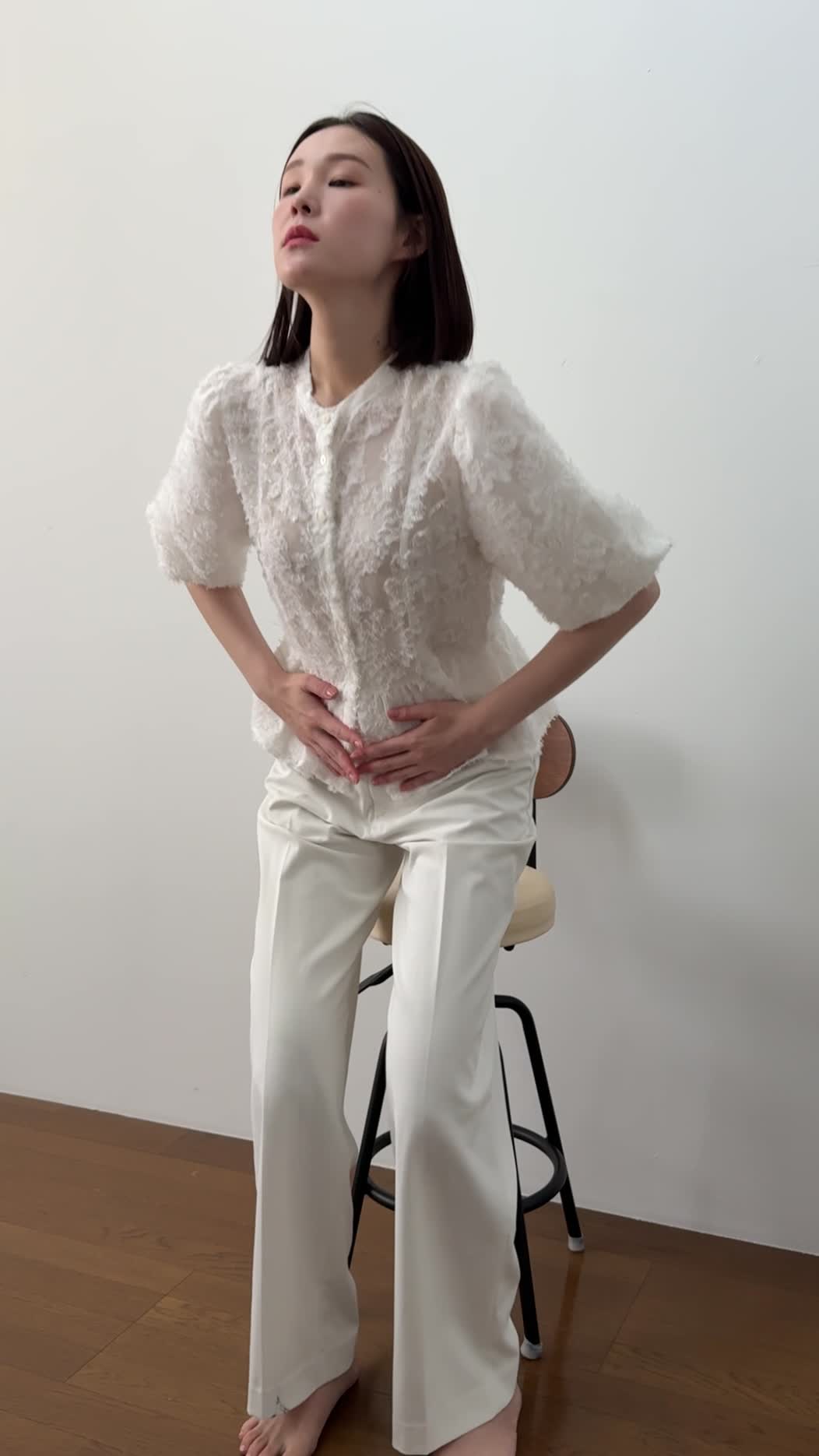 椅子から立ち上がり、「どうして腸の調子がこんなに悪いの？」と肩を落とす姿