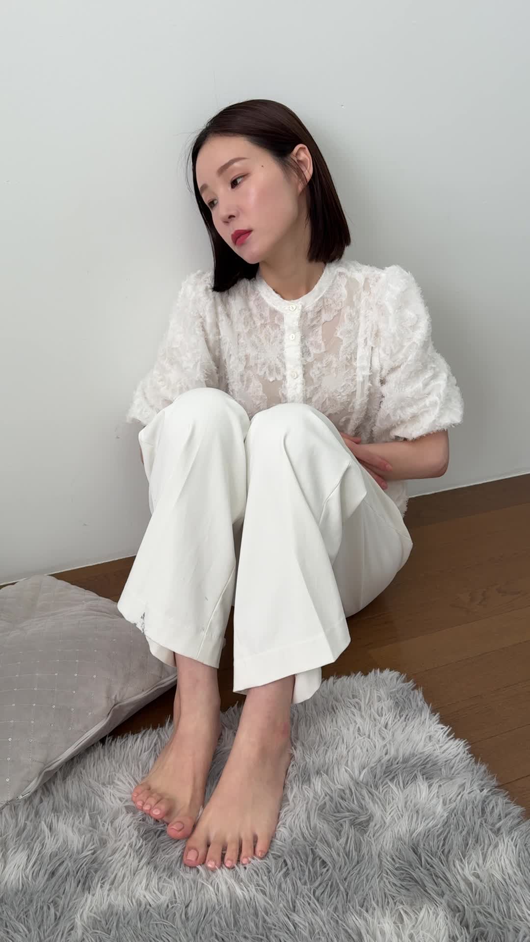 床に座り込み、「お腹が張っていてスッキリしない」とため息をつく姿