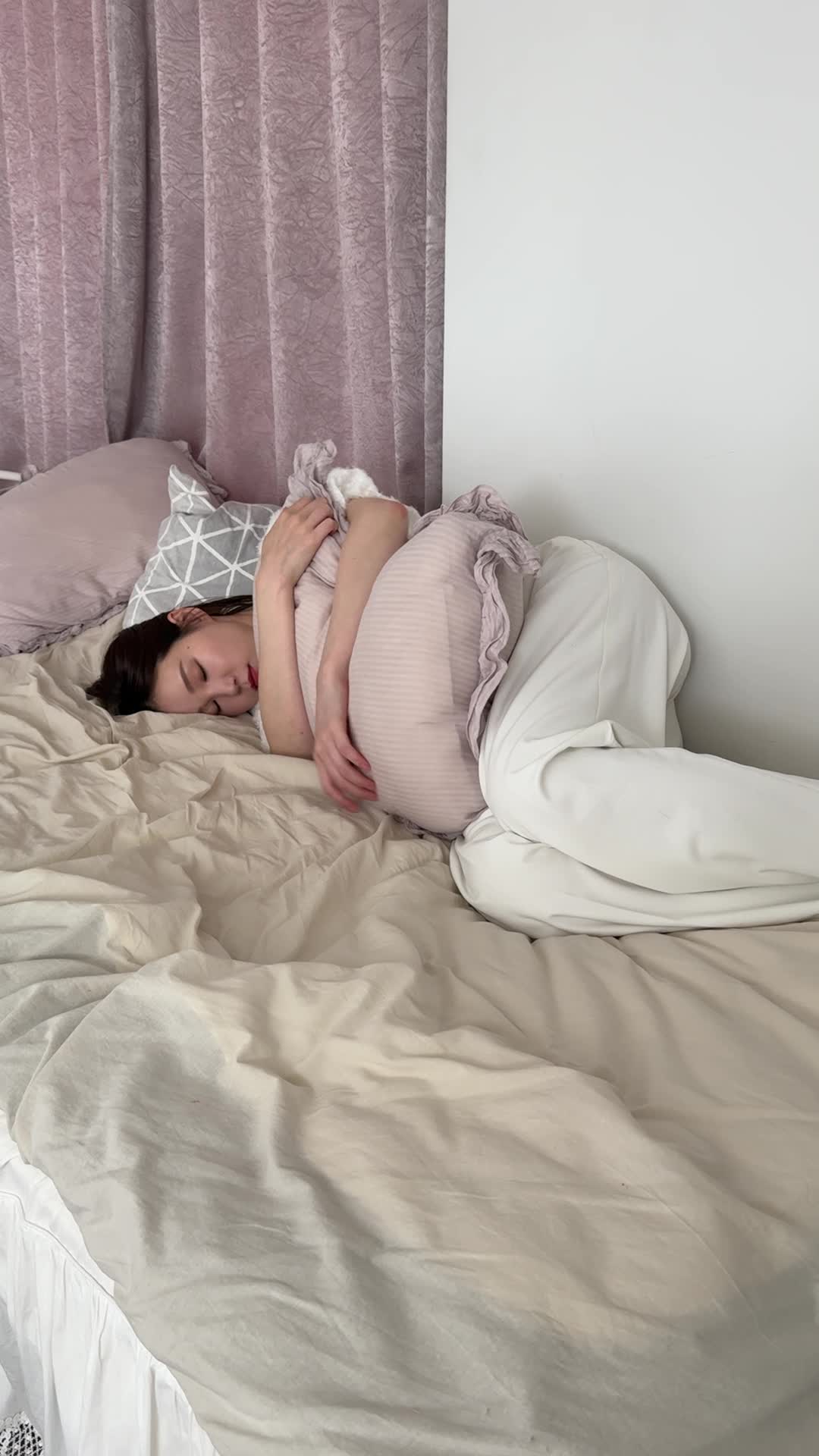 ベッドで横になりながら、「この生活から抜け出したい…」と未来を想像して悩む様子