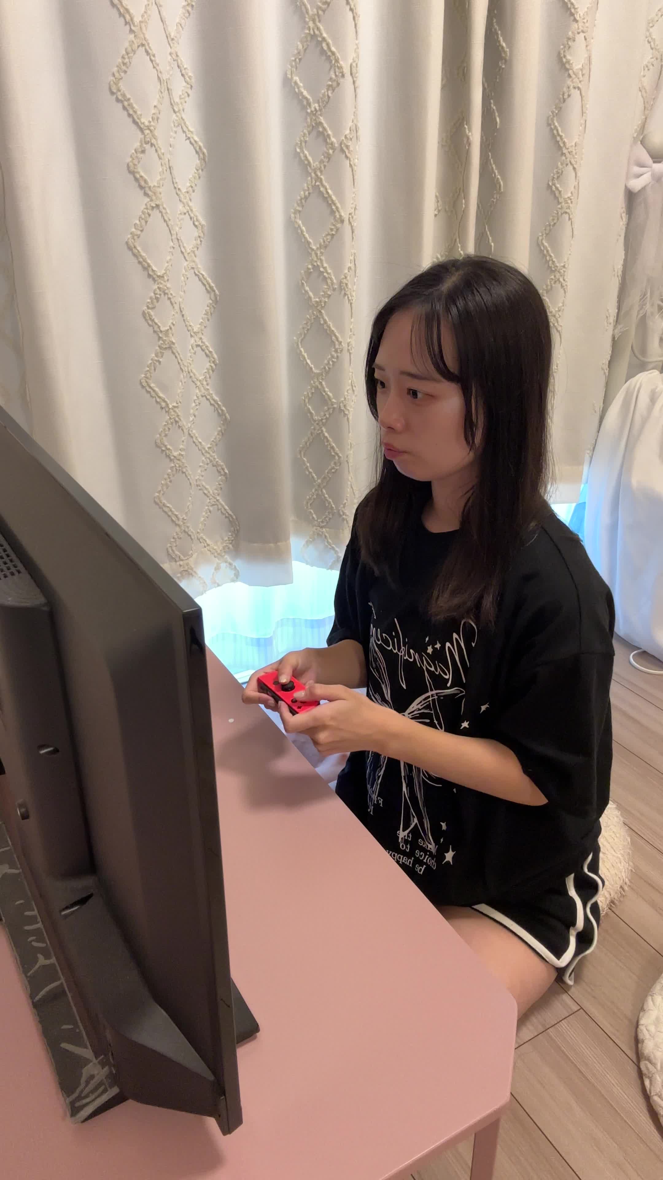 椅子に座り、コントローラーを握りしめ、画面に向かって熱中する姿
