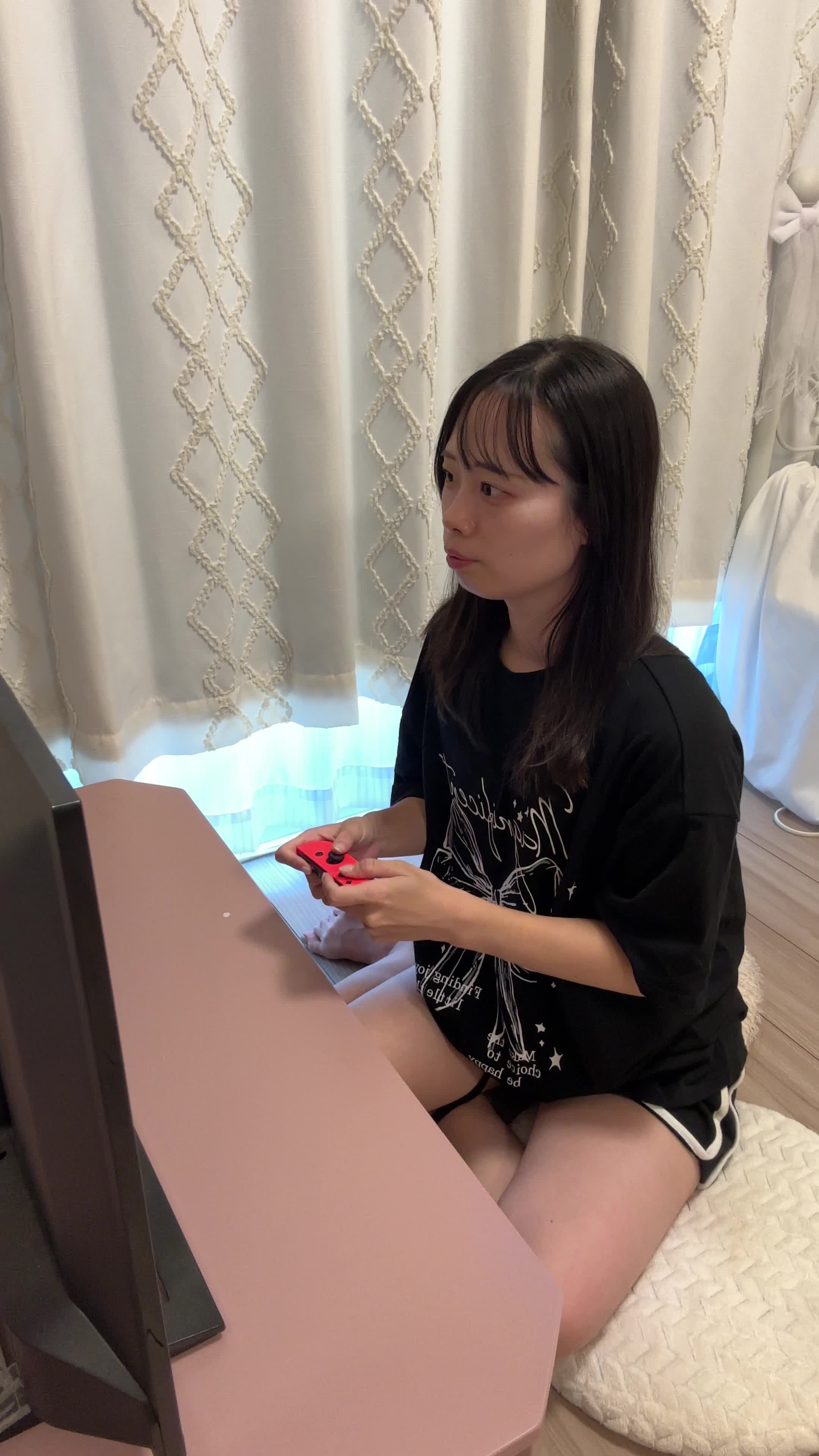 椅子に浅く腰掛け、画面に向かって「そこだ！」と指を指しながら身を乗り出す姿