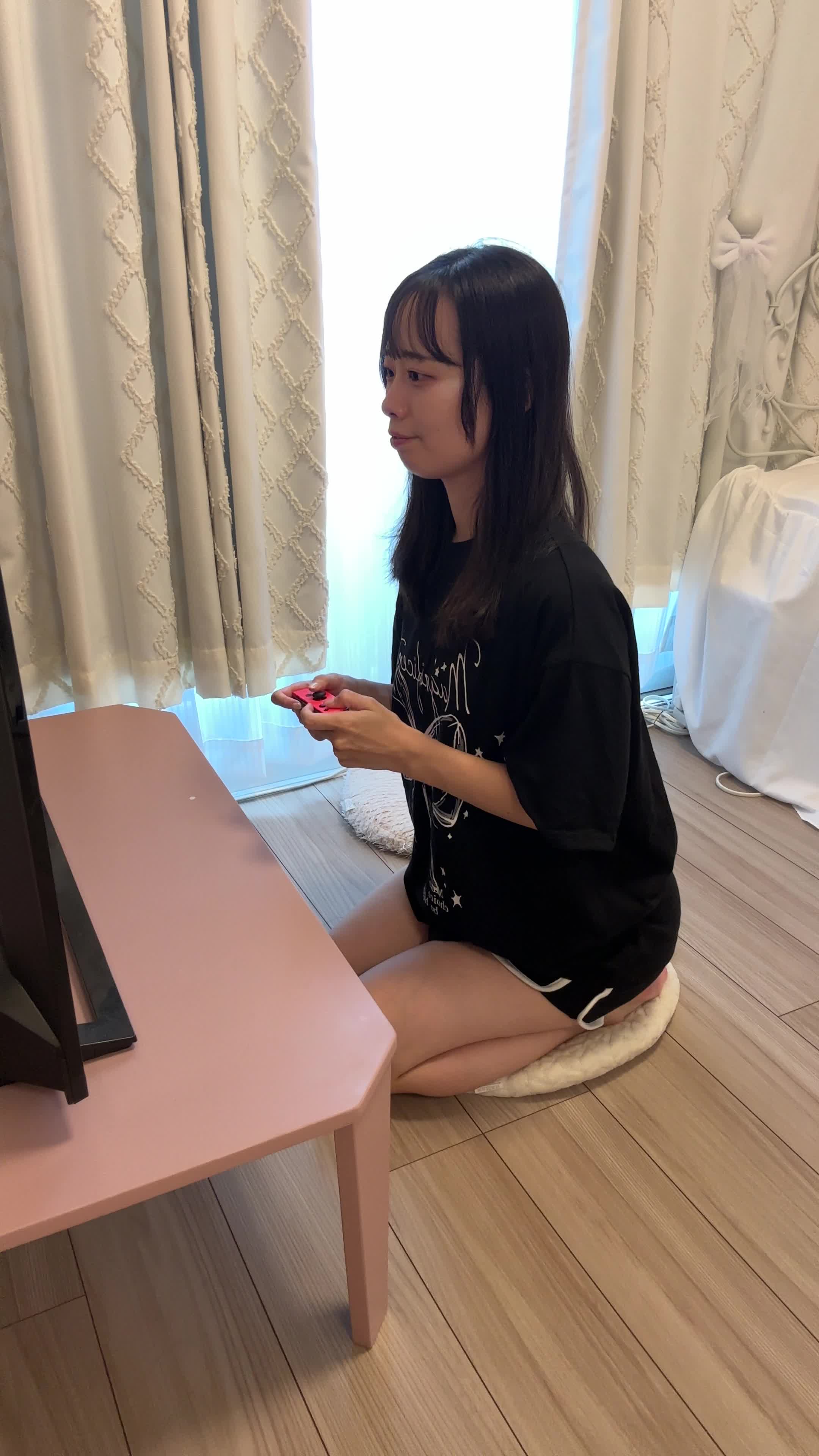 椅子から立ち上がり、「勝利の瞬間」に両手を高く上げて喜ぶ動作