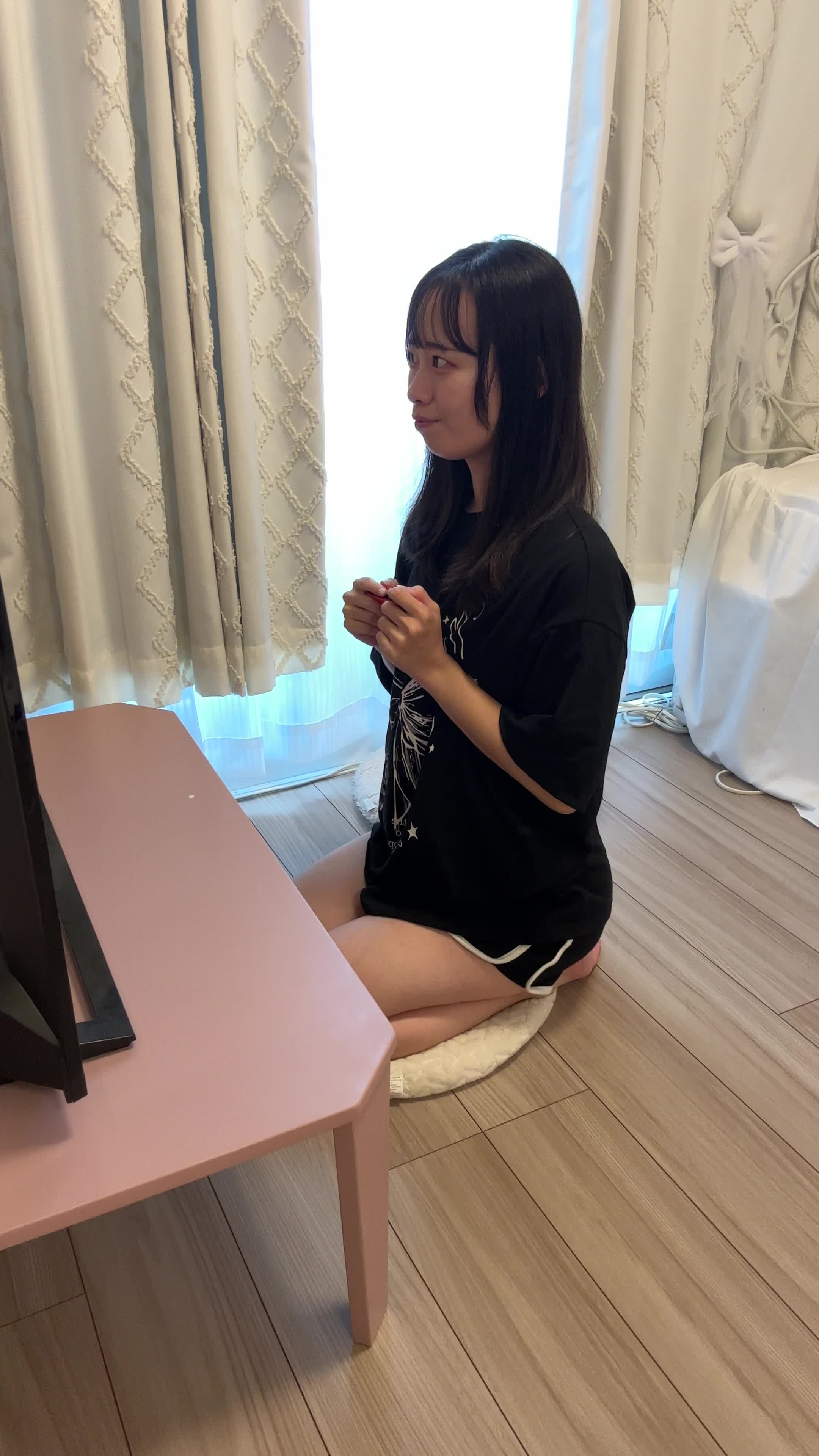 ソファに深く腰掛け、「仲間と協力してボスを倒した」シーンを想像しながらにやける様子