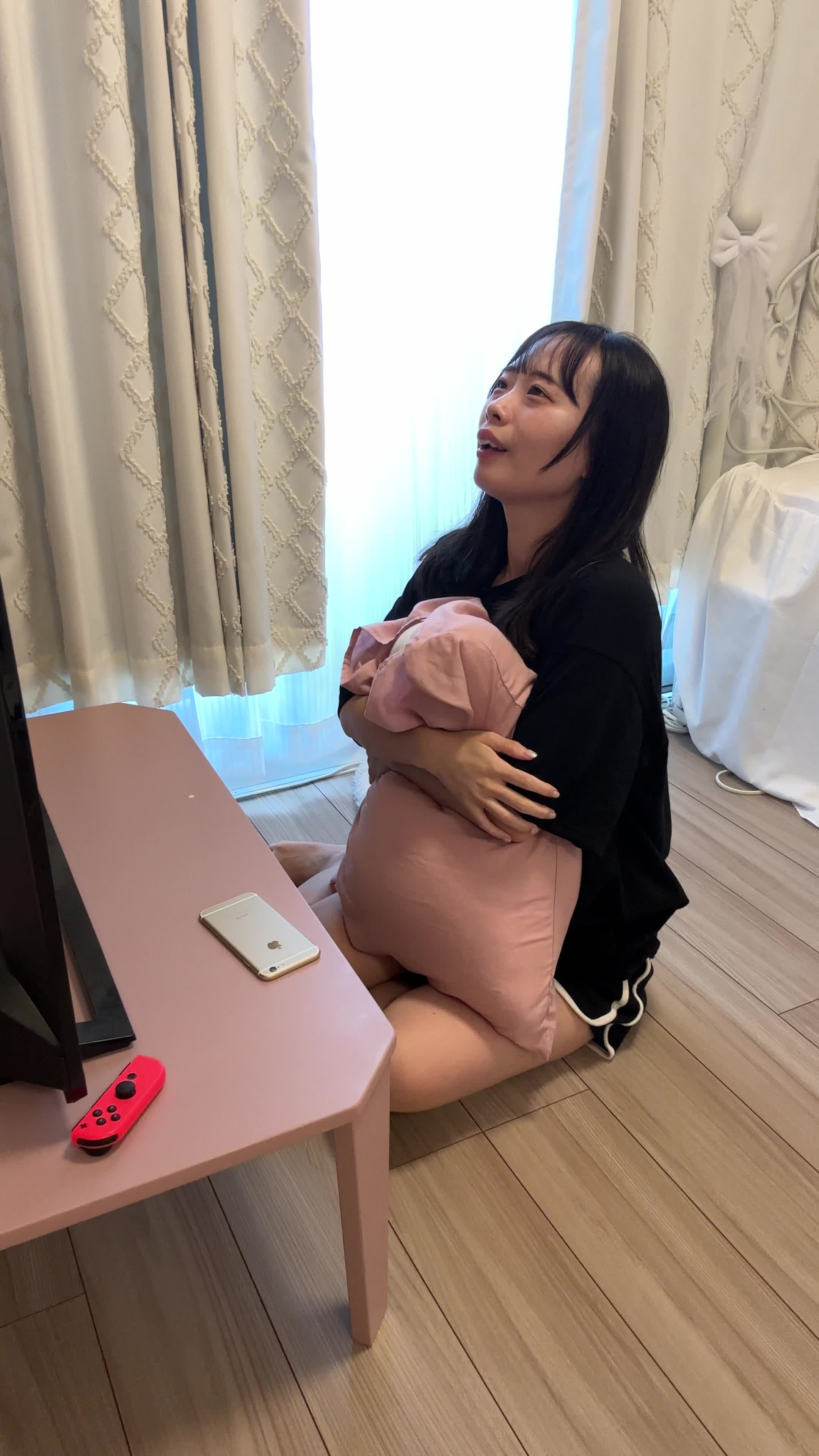 ソファでクッションを抱きしめ、「次のイベントが待ちきれない」と期待に胸を膨らませる様子