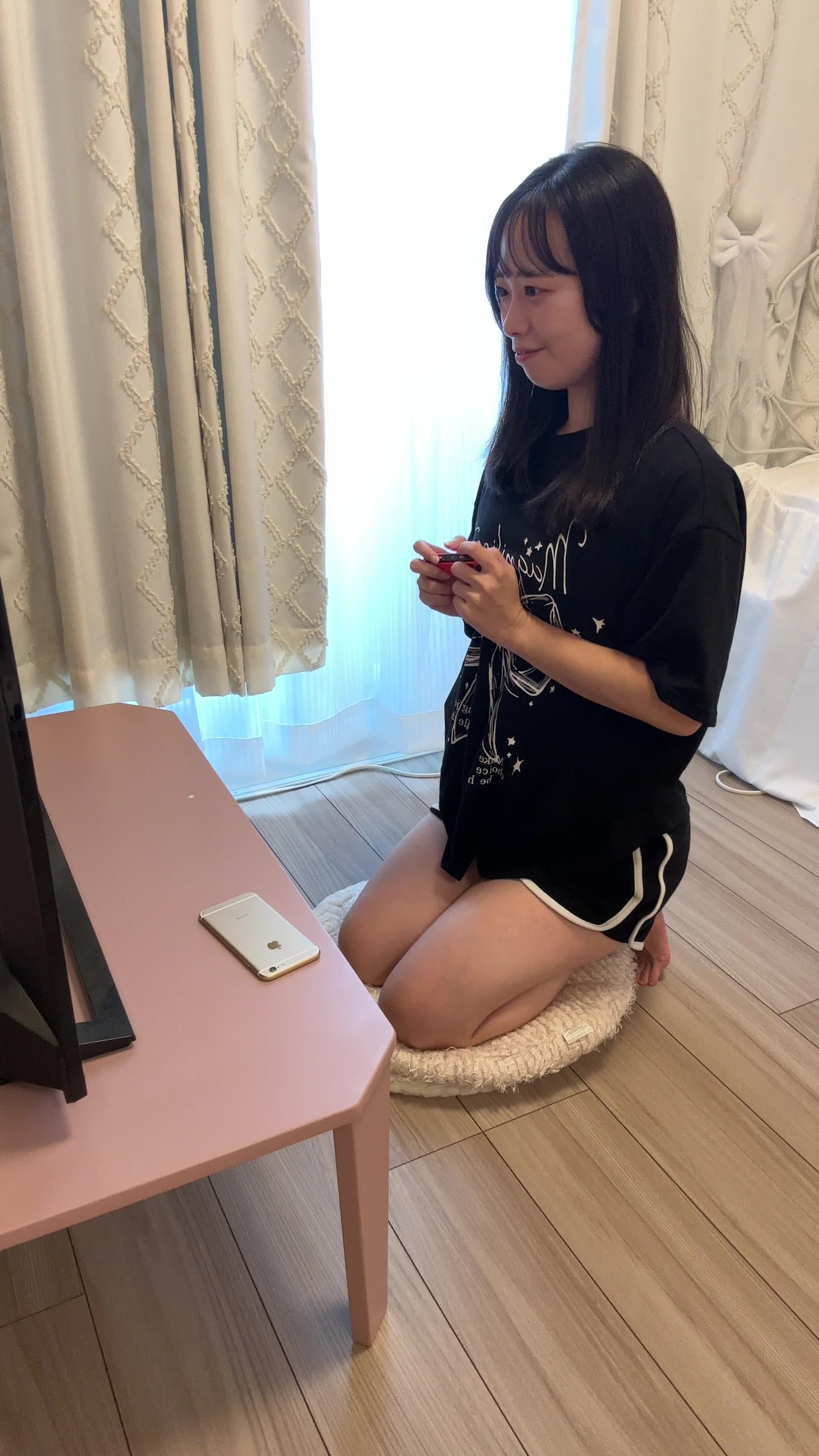ソファで「新しいゲームモードを試す」ワクワクした表情10