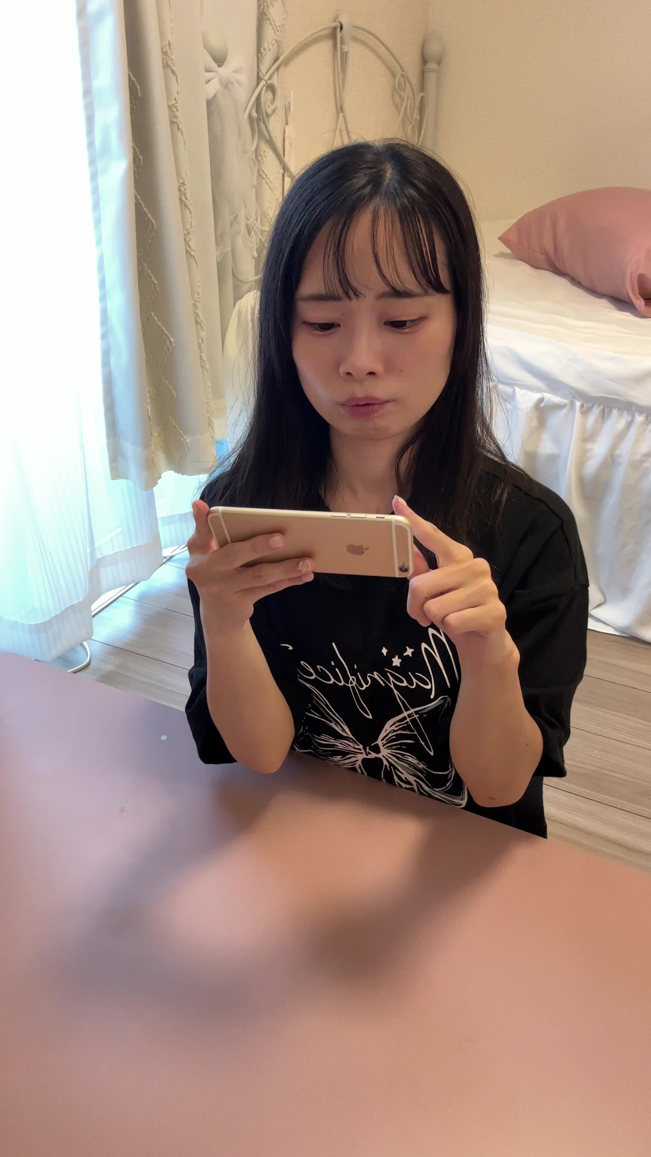 テーブルでゲームアプリを開き、「次のアップデート情報を確認する」姿