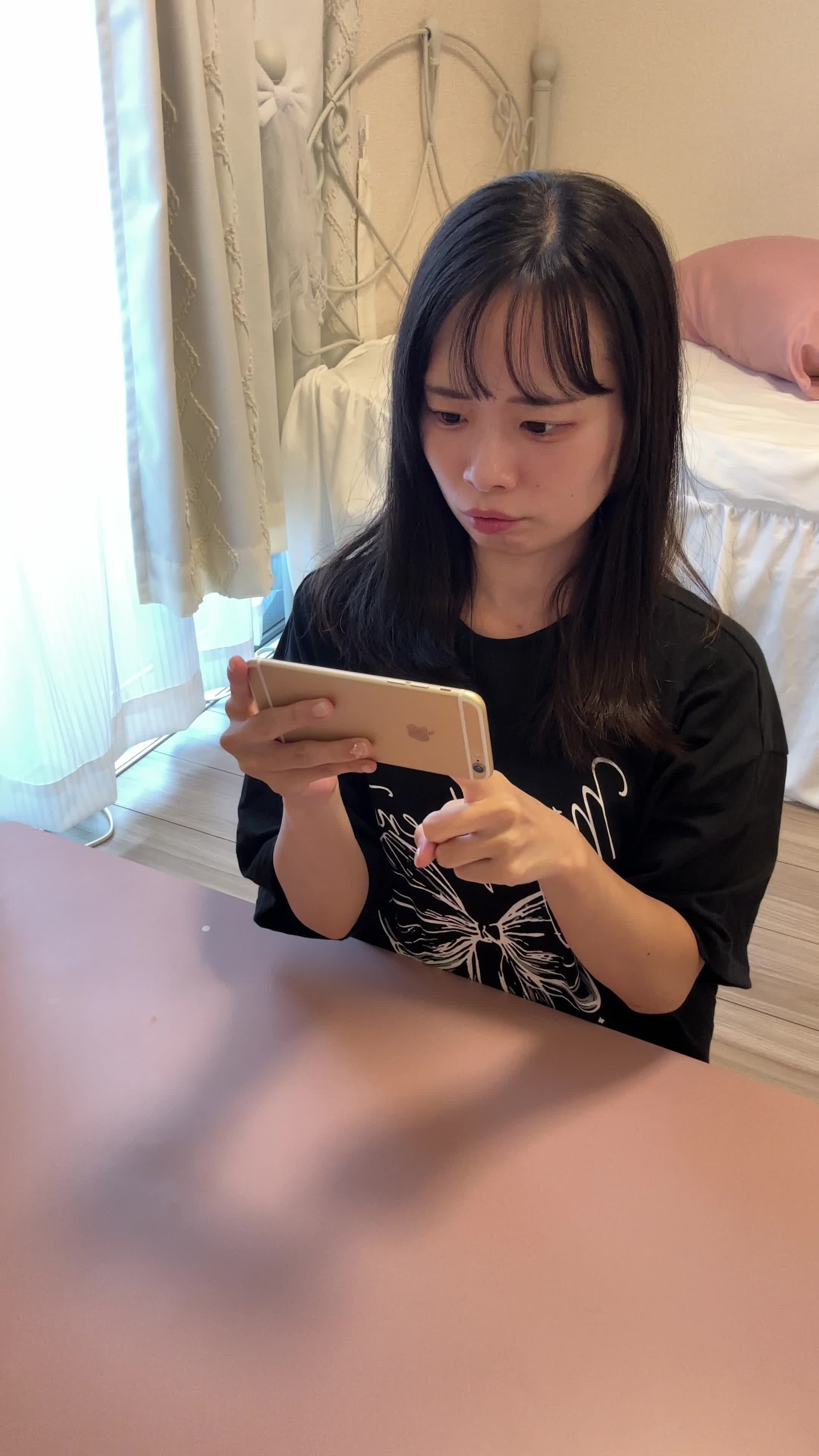 ゲーム画面を見ながら「ここが攻略ポイントだ」と真剣に指差す動作
