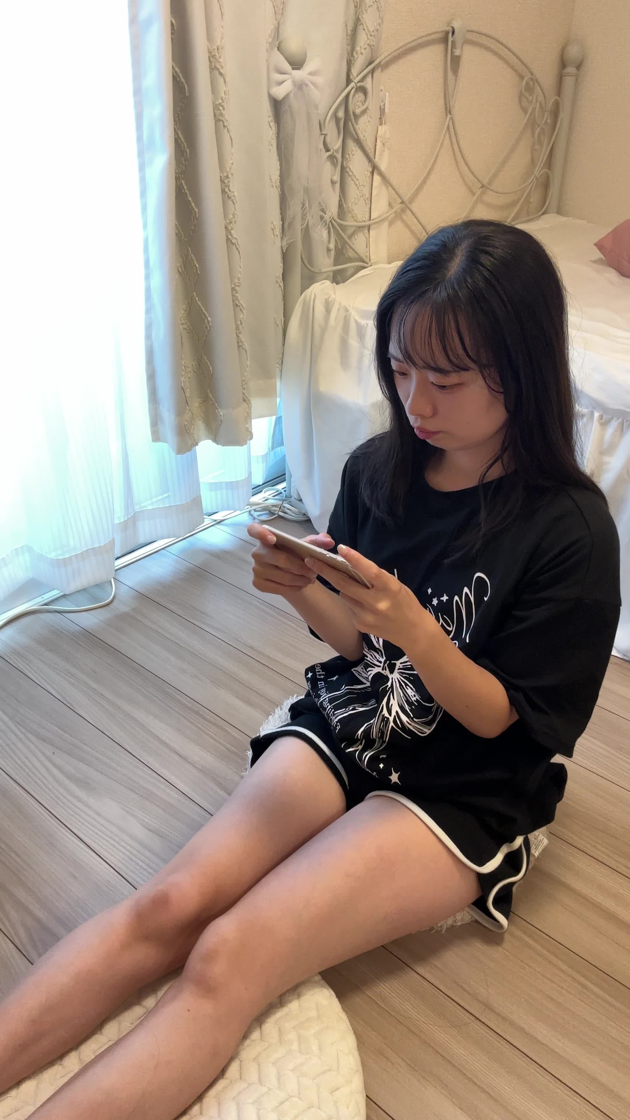 床に座り、仲間とのチャットを打ちながら「次の作戦を共有する」姿